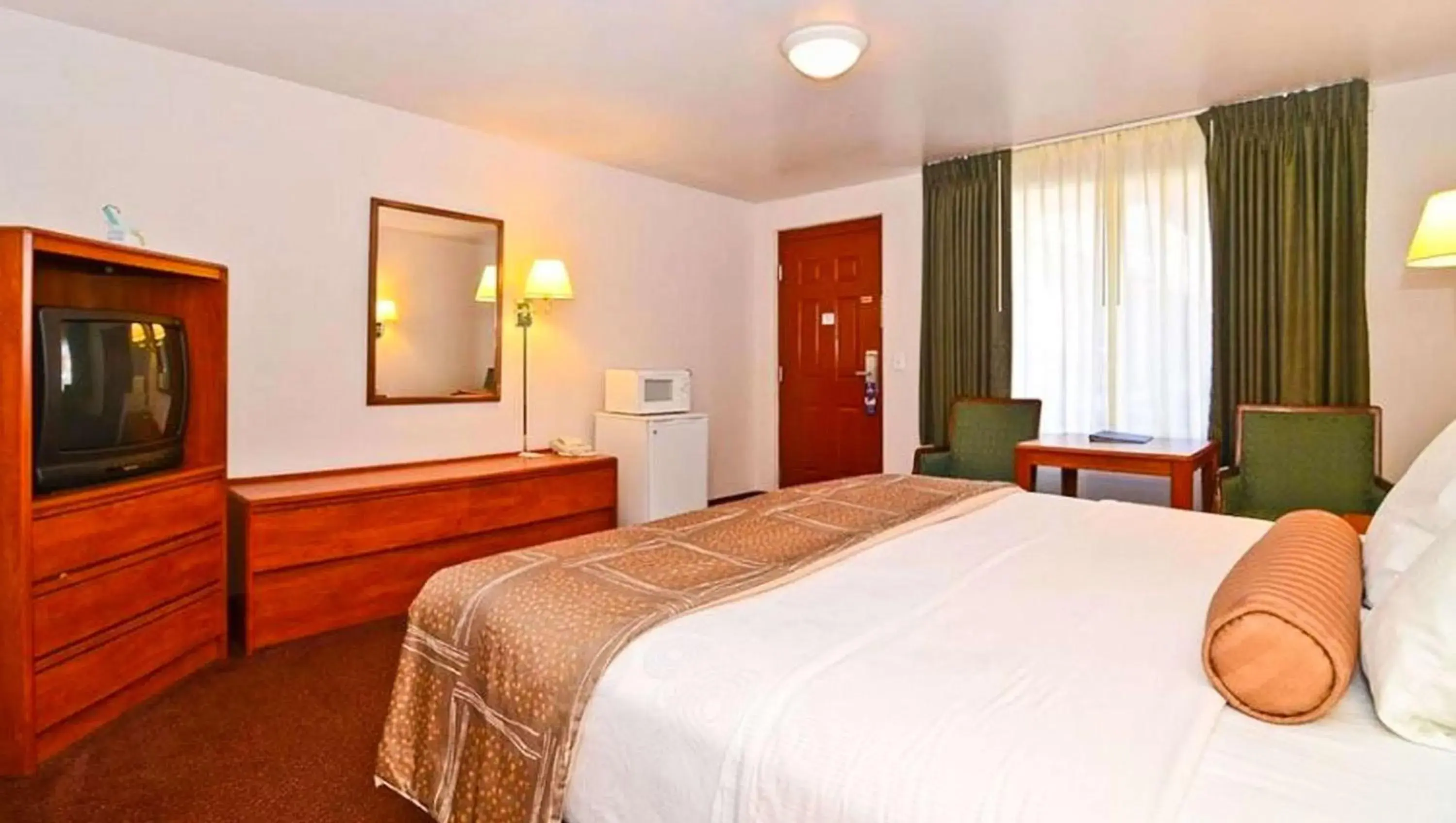 Photo of the whole room, Bed in Magnuson Hotel Manitou Springs Photo of the whole room, Bed in Magnuson Hotel Manitou Springs