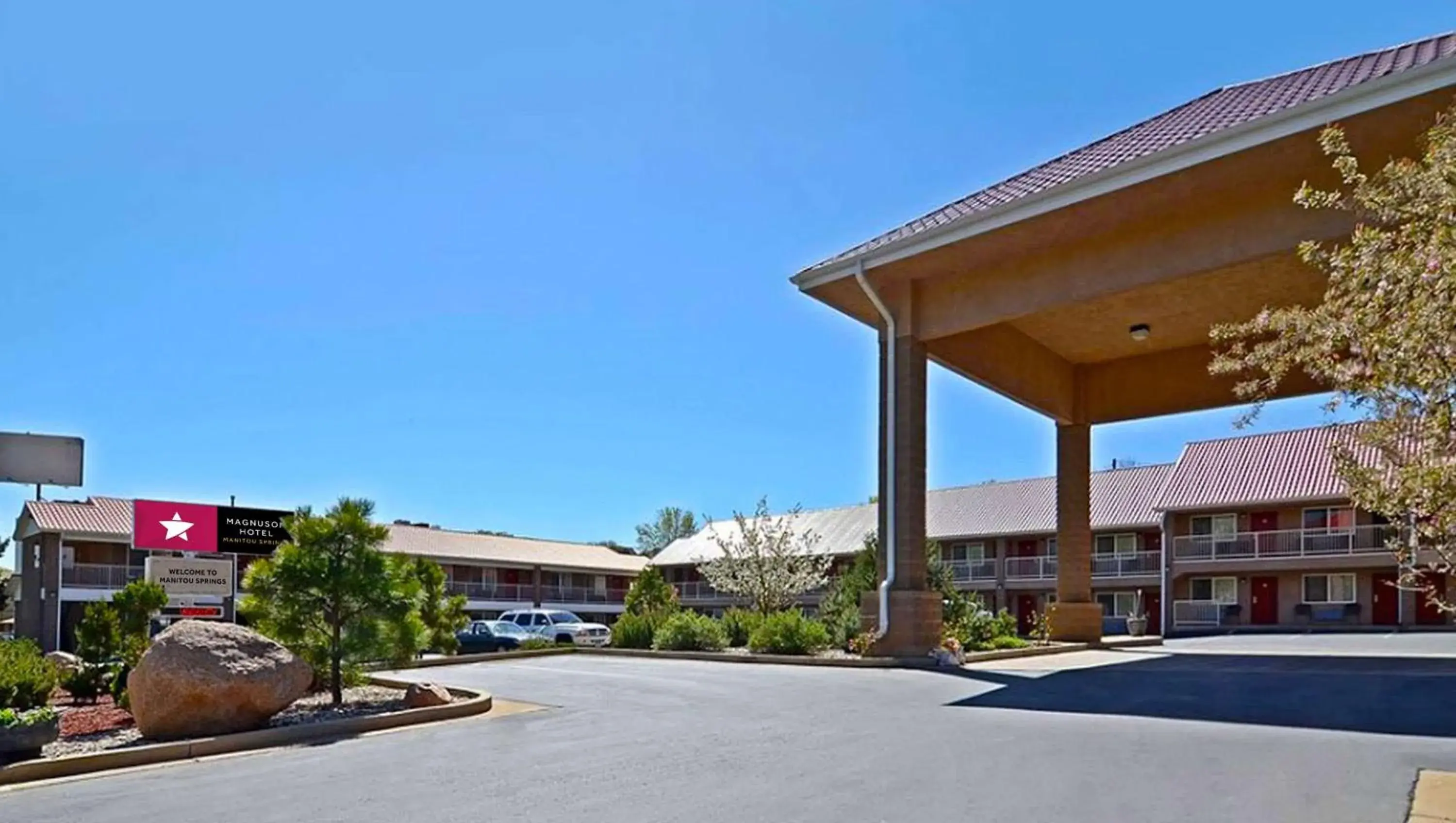 Property building in Magnuson Hotel Manitou Springs Property building in Magnuson Hotel Manitou Springs