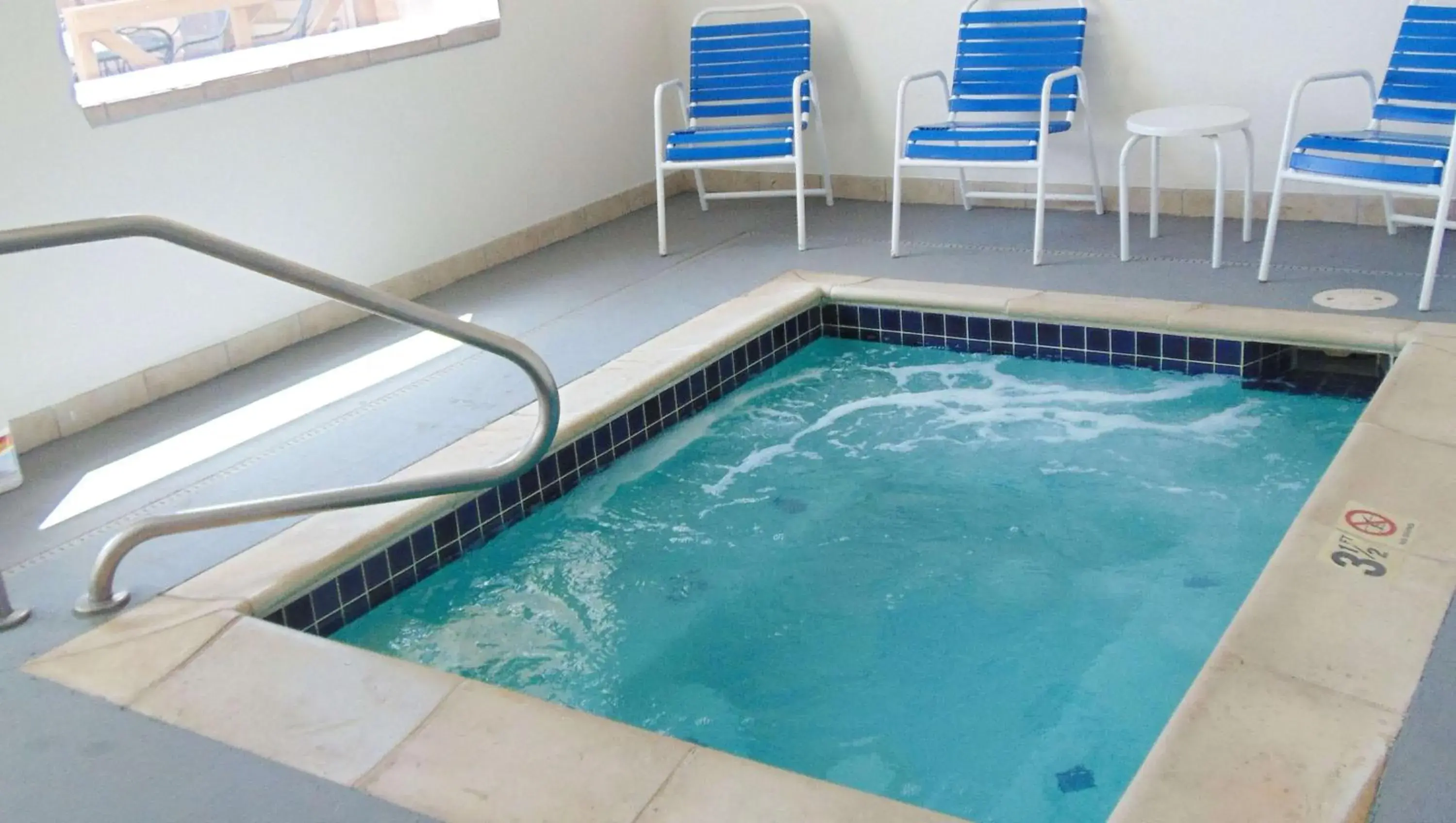 Swimming pool in Magnuson Hotel Manitou Springs Swimming pool in Magnuson Hotel Manitou Springs