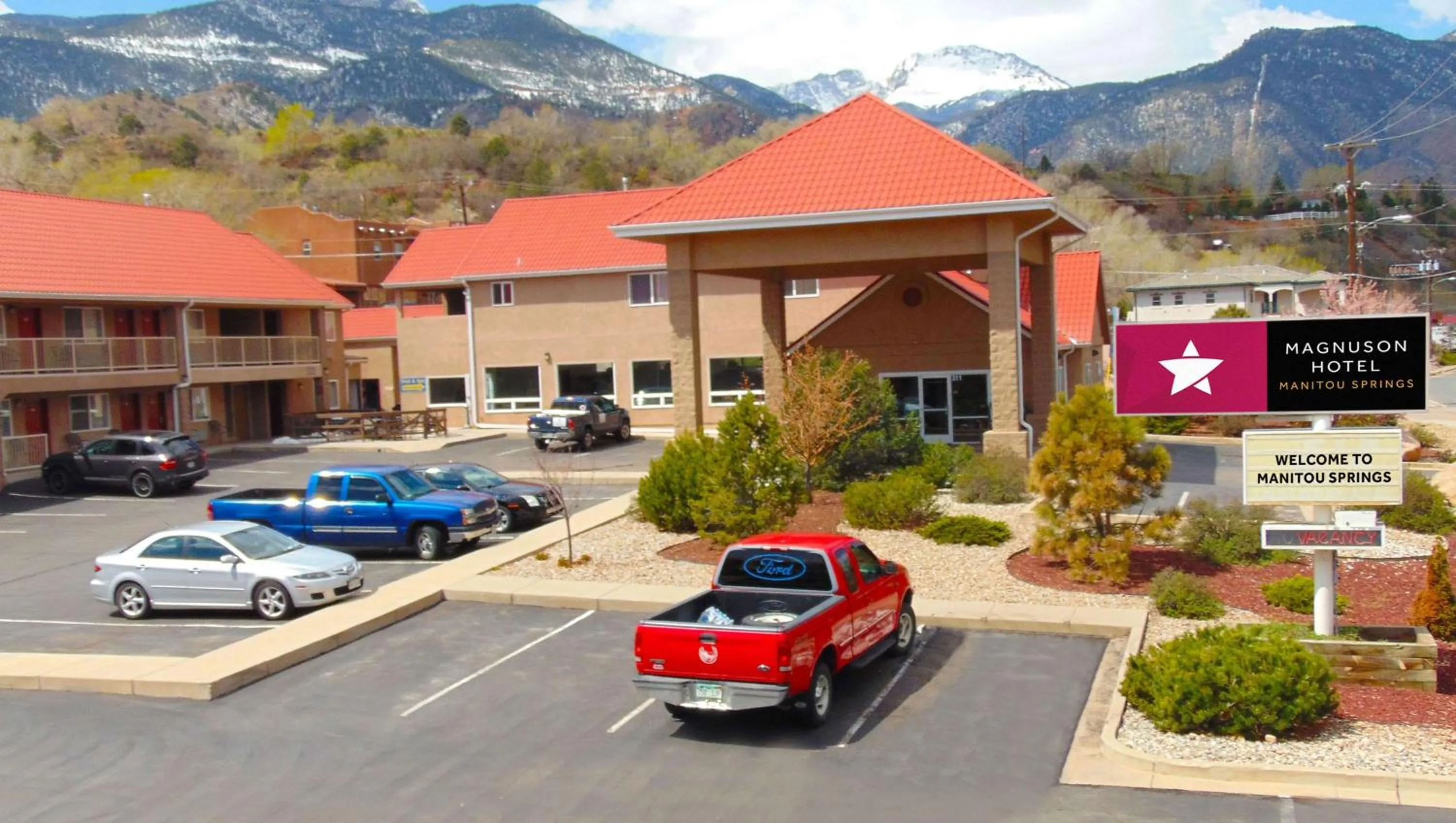 Property building in Magnuson Hotel Manitou Springs