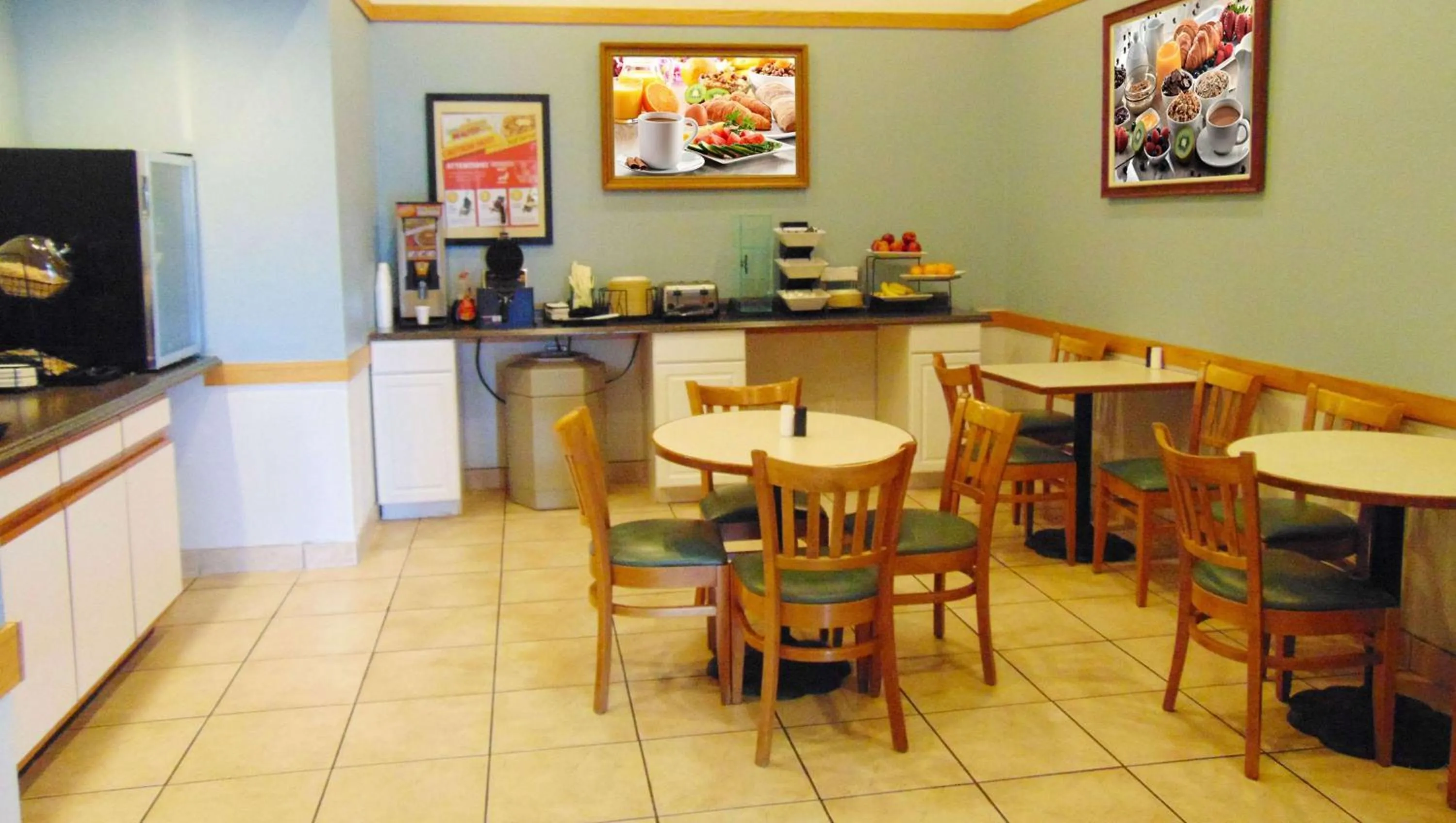 Breakfast in Magnuson Hotel Manitou Springs