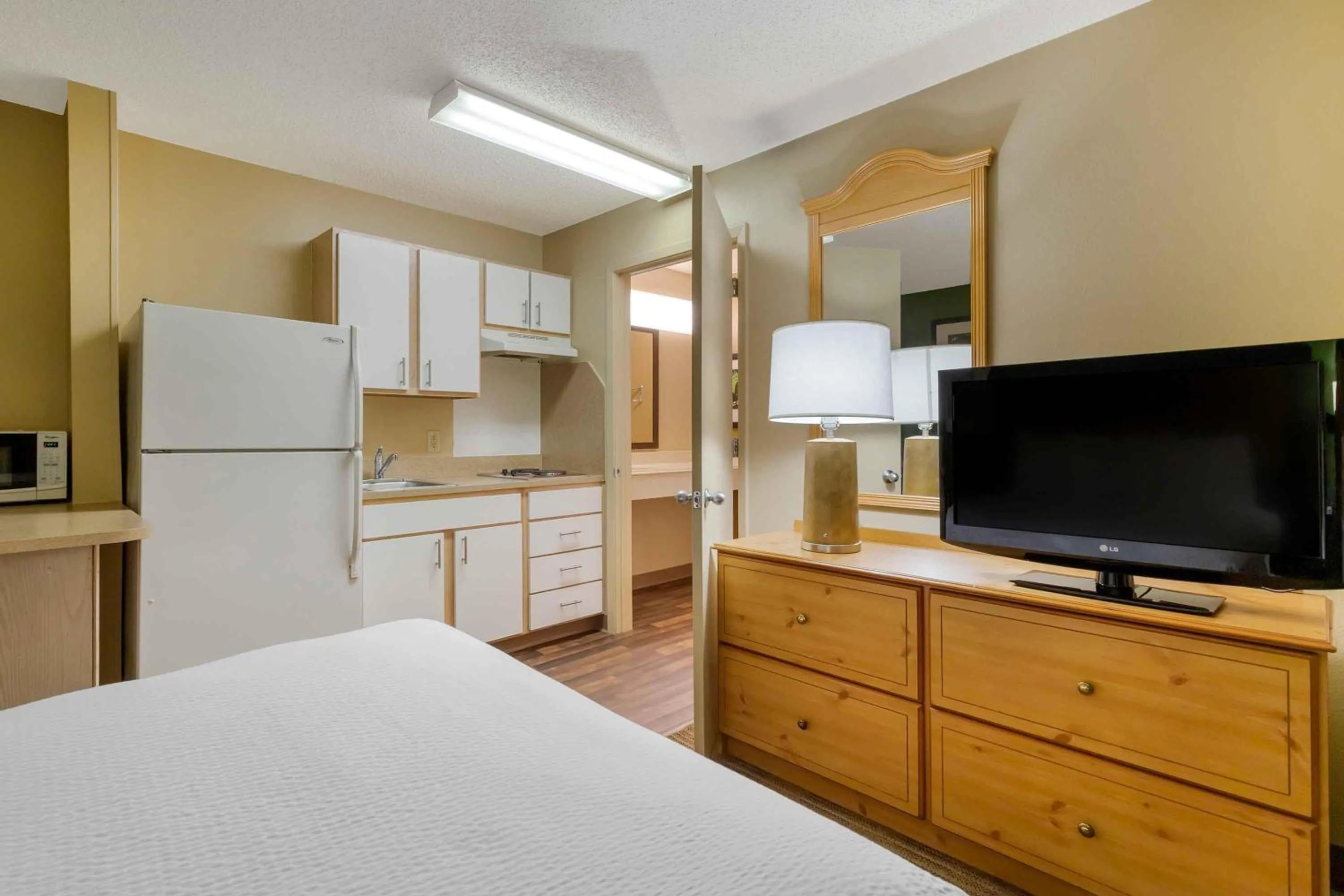 Kitchen or kitchenette, Bed in Extended Stay America Suites - San Antonio - Airport
