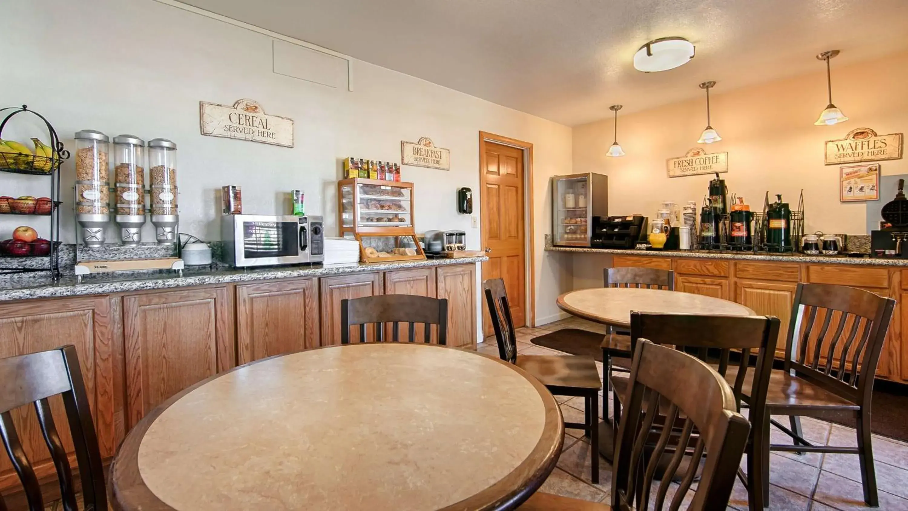 Restaurant/places to eat in Trailside Inn Restaurant/places to eat in Trailside Inn