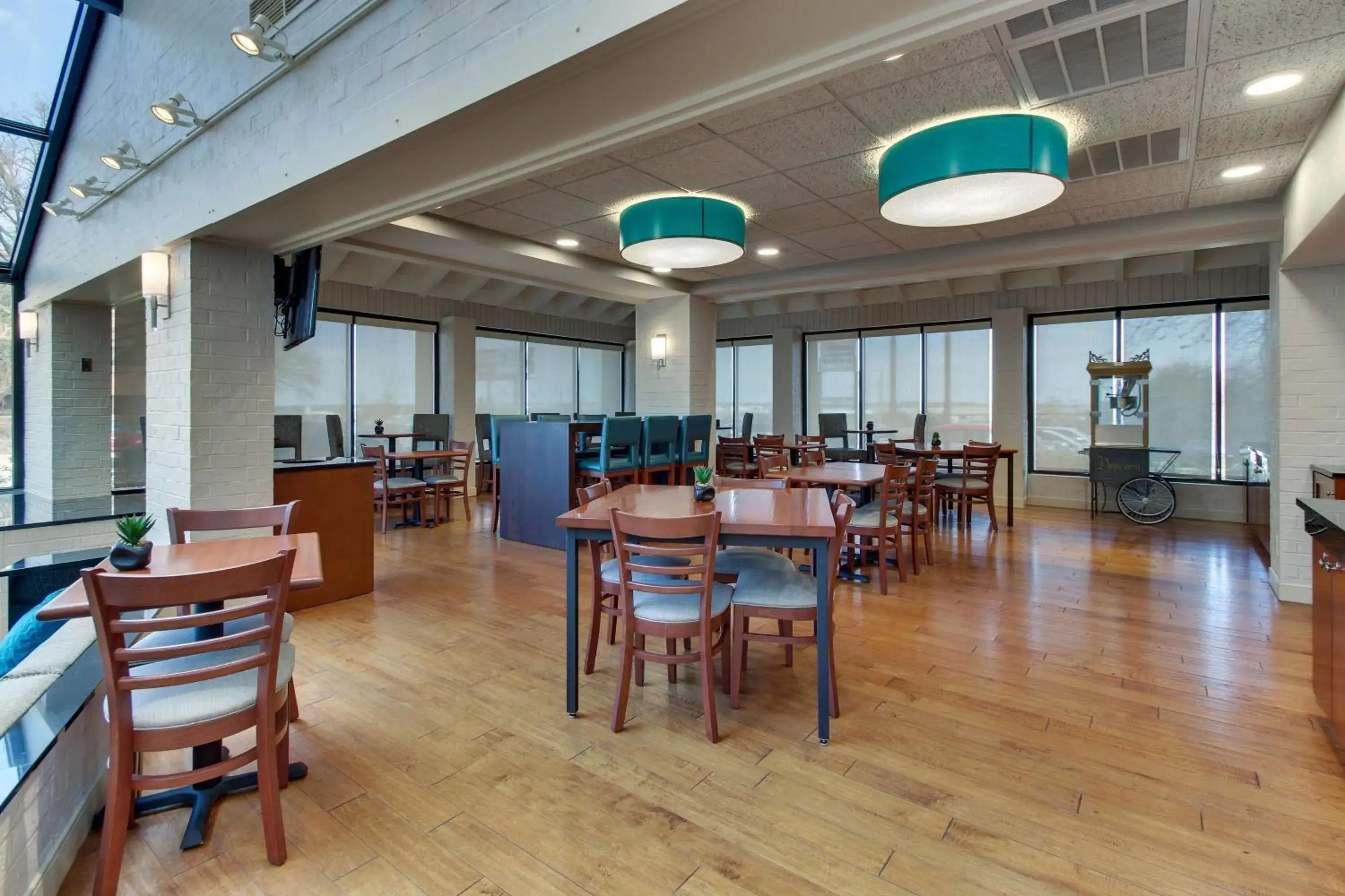 Restaurant/places to eat in Pear Tree Inn St. Louis Airport Restaurant/places to eat in Pear Tree Inn St. Louis Airport