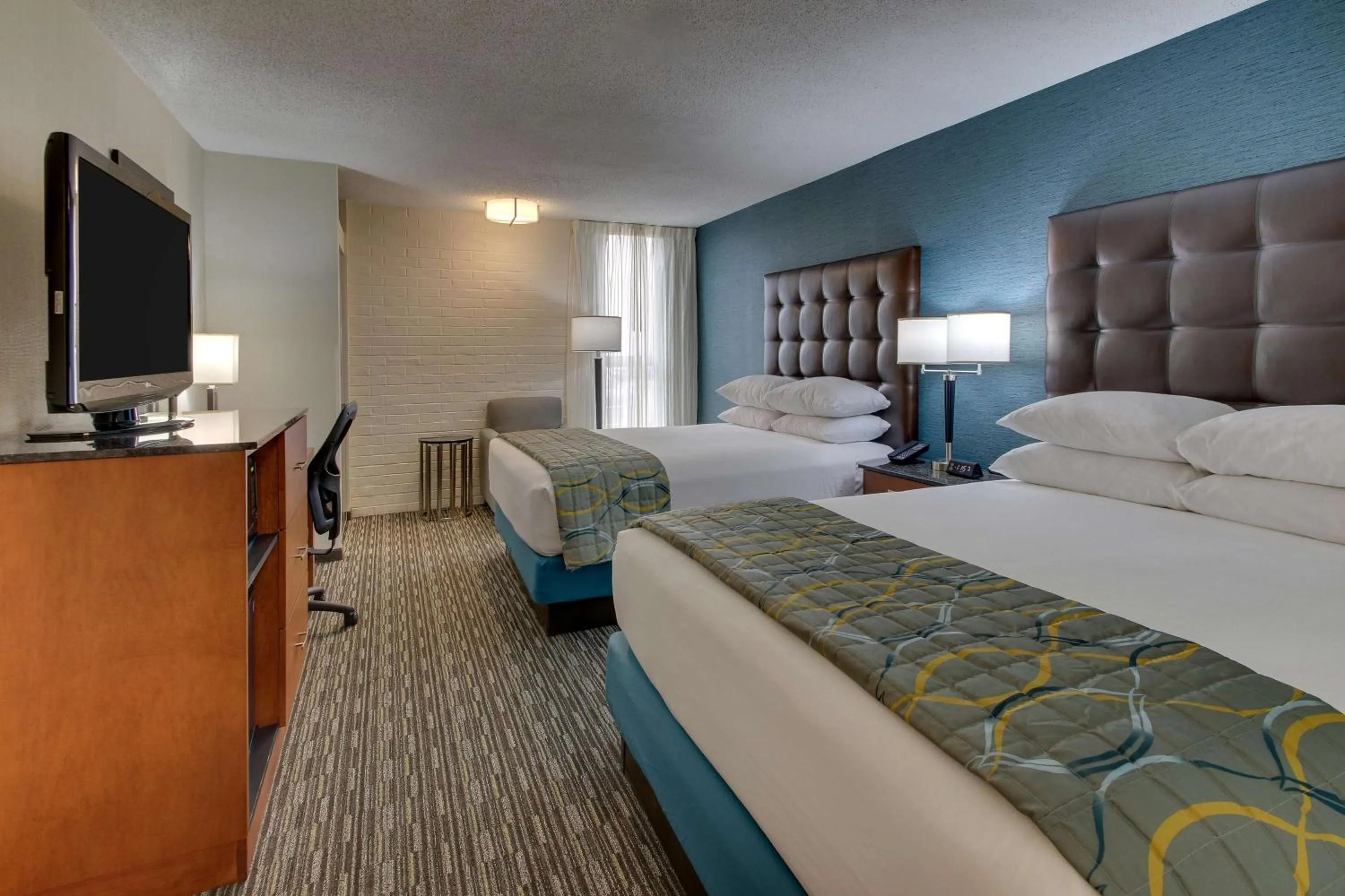 Photo of the whole room, Bed in Pear Tree Inn St. Louis Airport