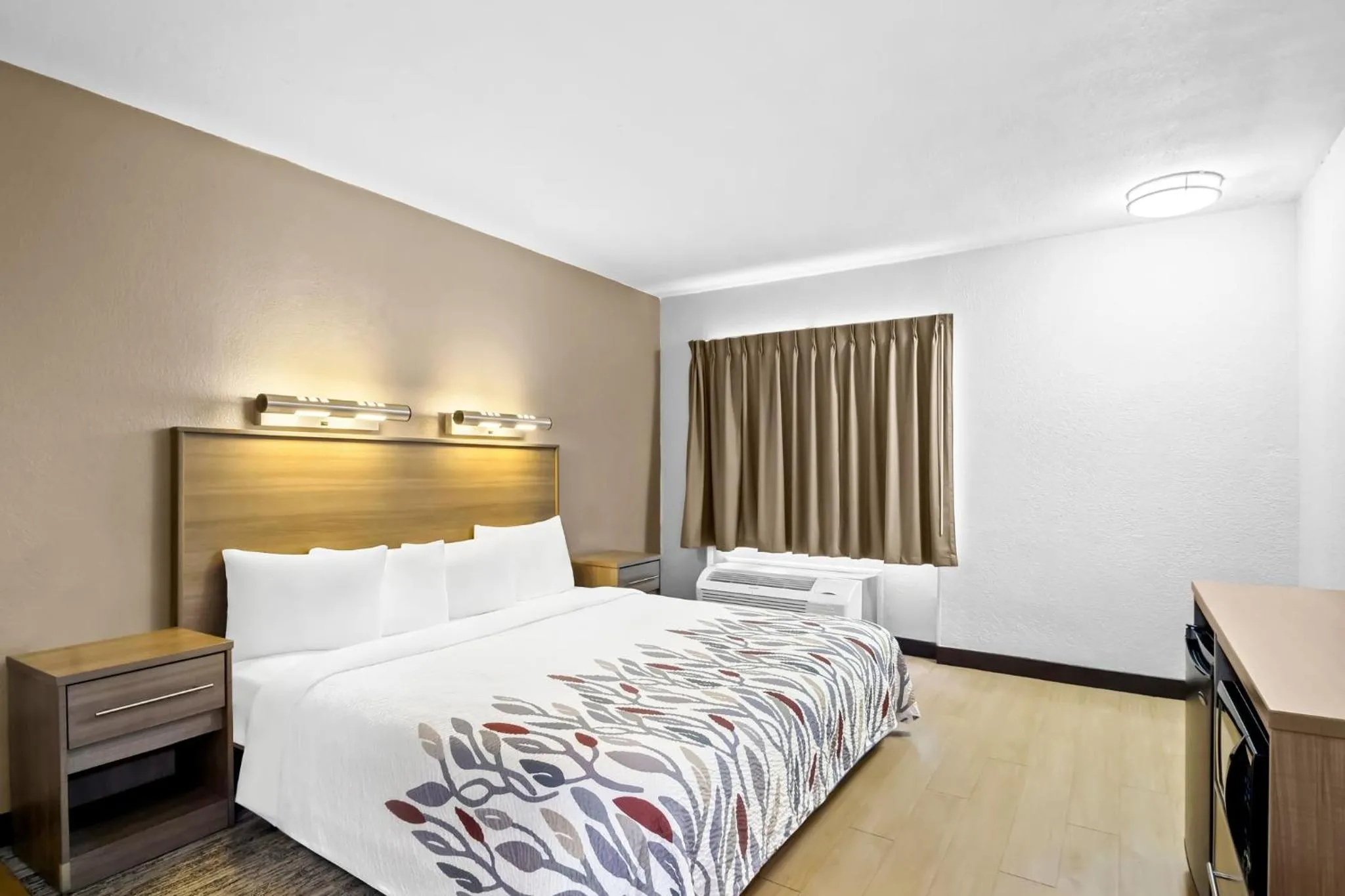 Photo of the whole room, Bed in Red Roof Inn Myrtle Beach Hotel - Market Commons