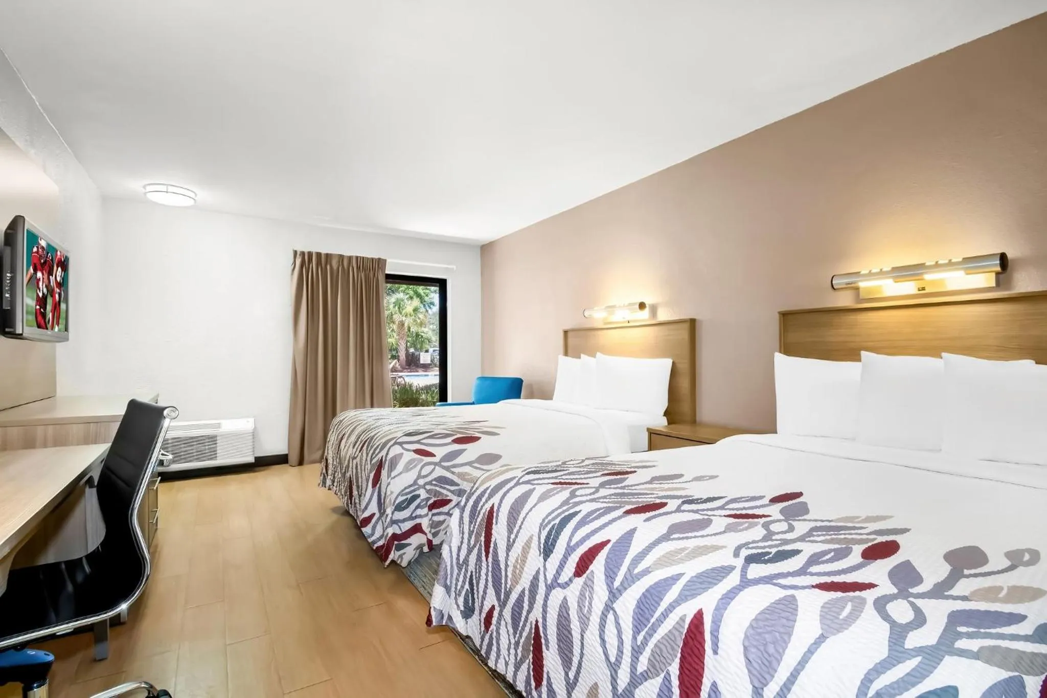 Photo of the whole room, Bed in Red Roof Inn Myrtle Beach Hotel - Market Commons