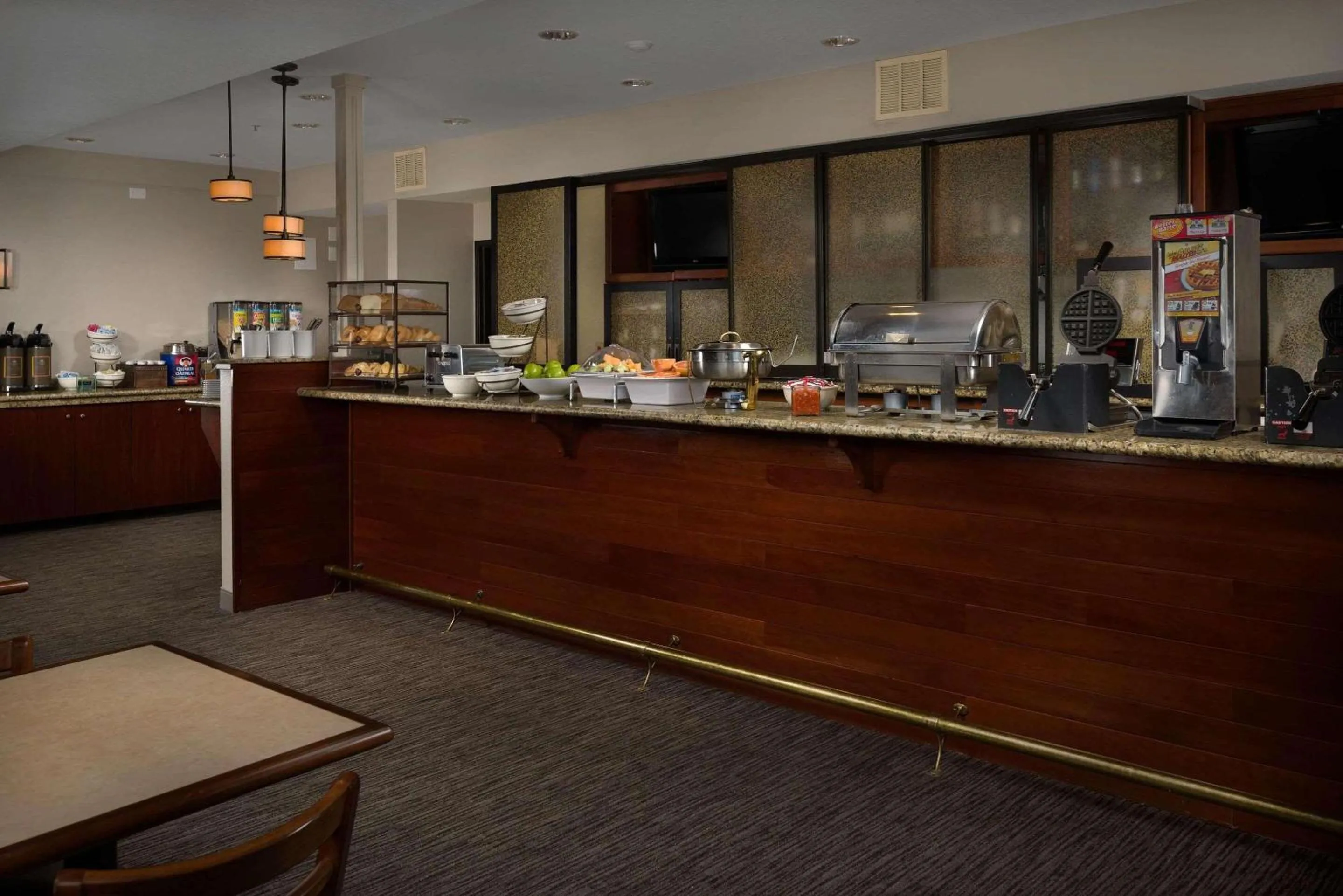 Breakfast in Country Inn & Suites by Radisson, Portland International Airport, OR