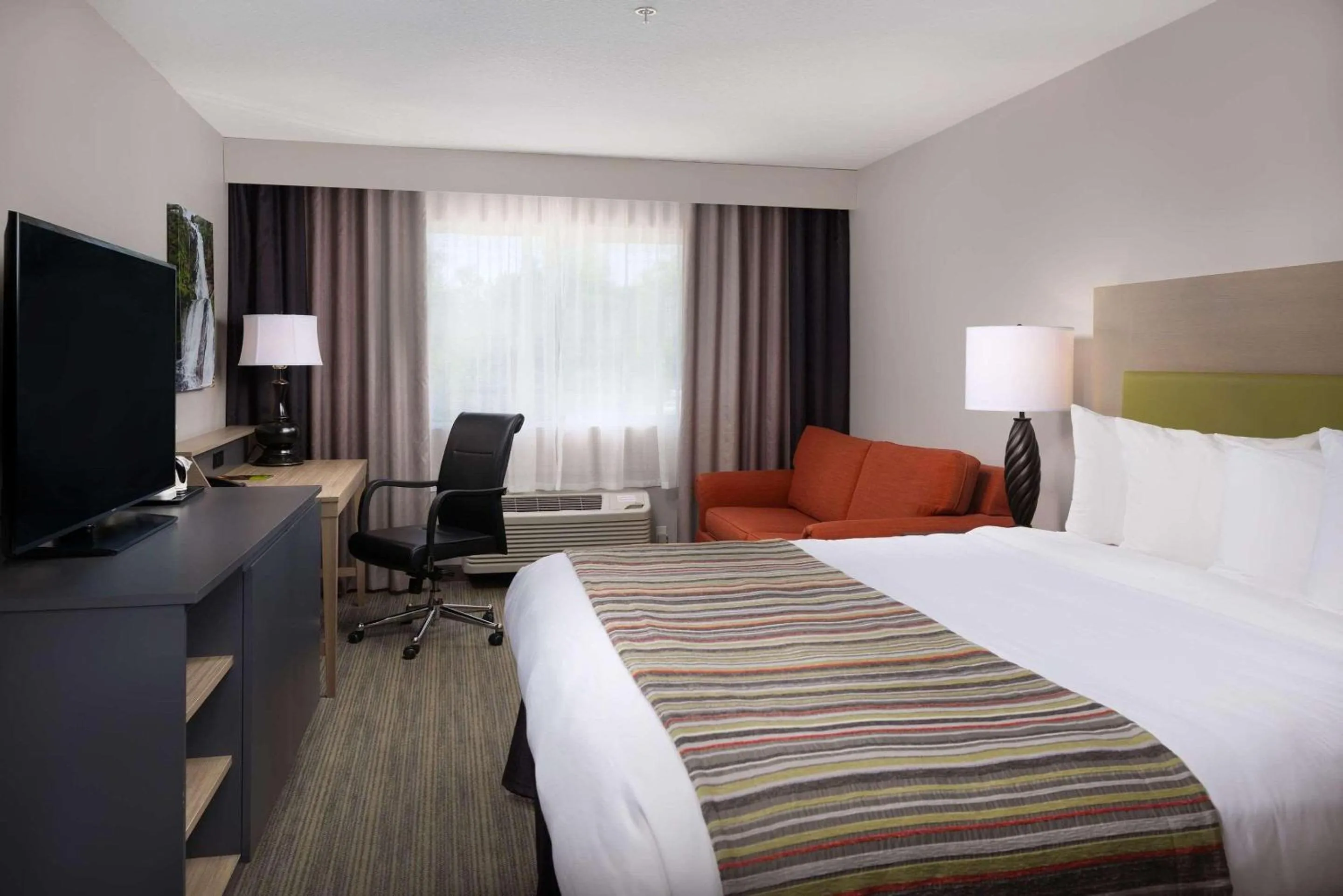 Bedroom, Bed in Country Inn & Suites by Radisson, Portland International Airport, OR