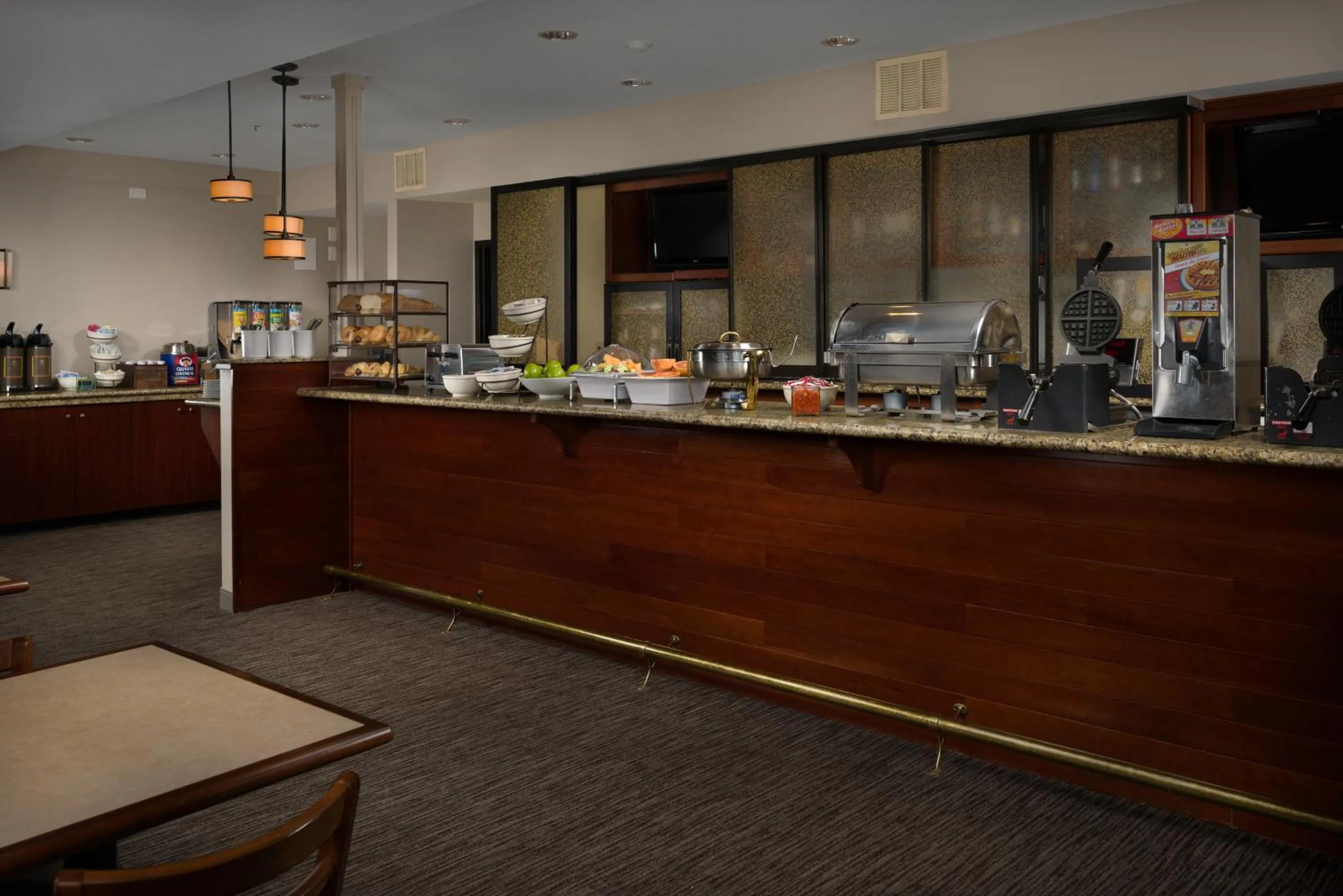 Food and drinks in Country Inn & Suites by Radisson, Portland International Airport, OR