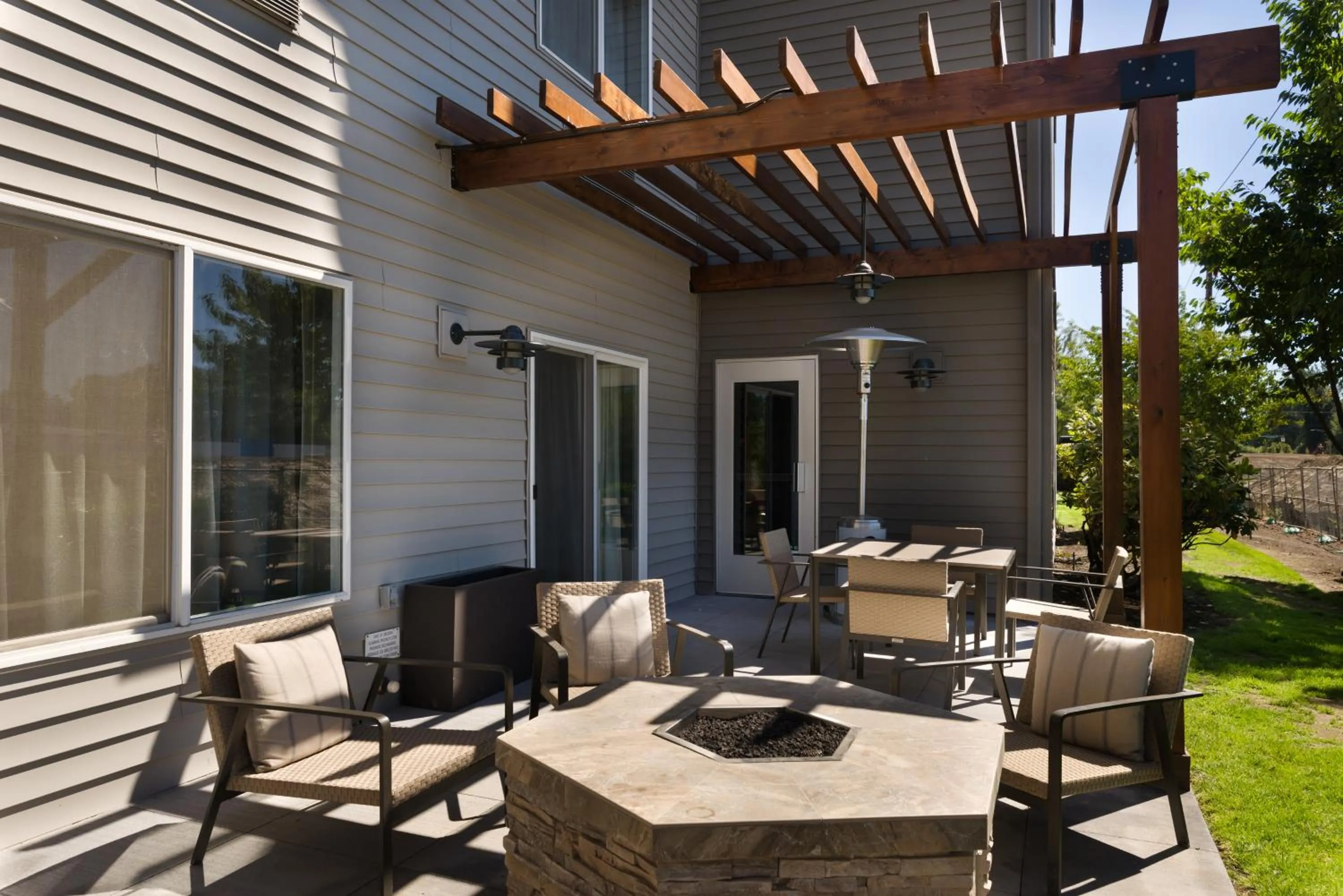 Patio in Country Inn & Suites by Radisson, Portland International Airport, OR
