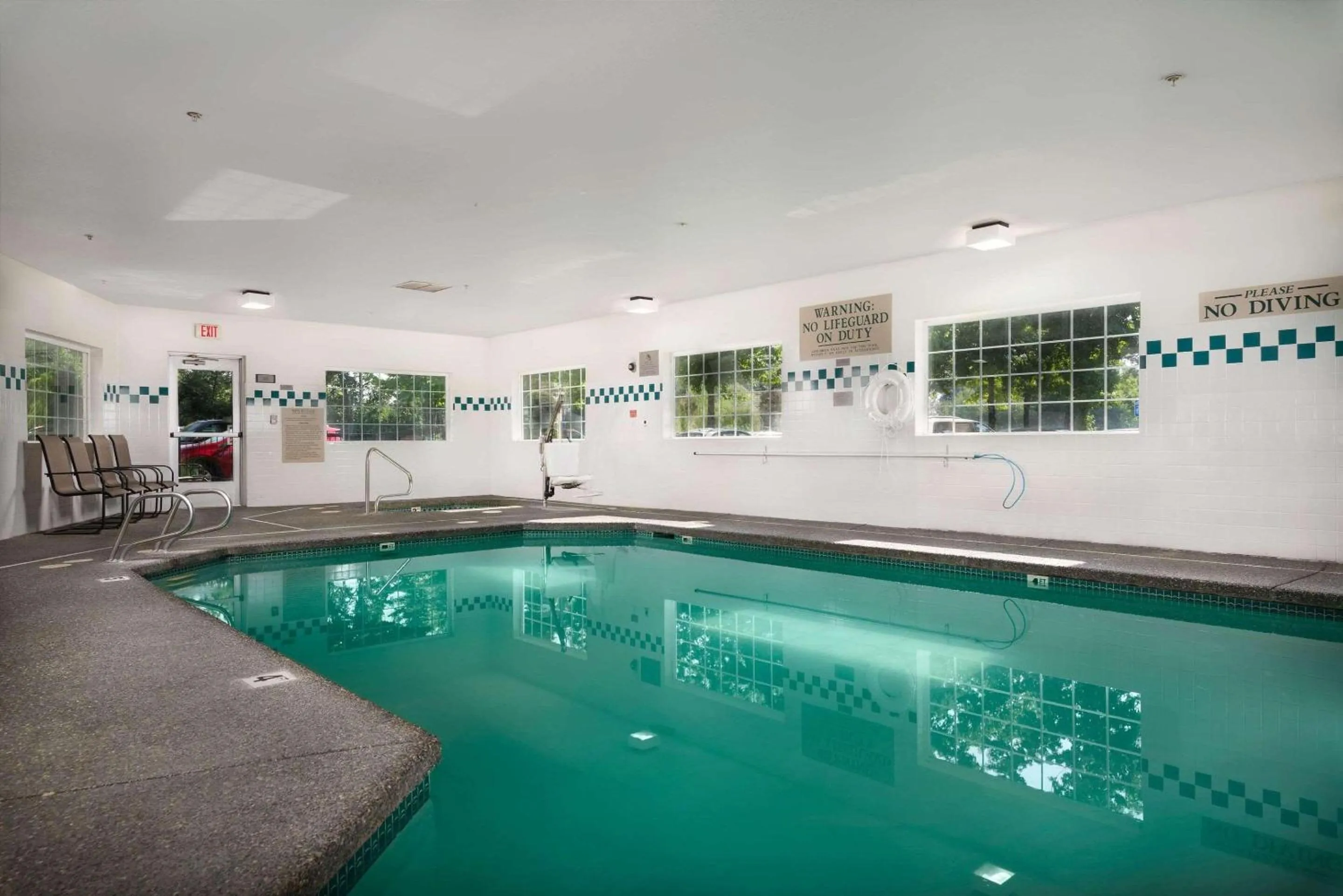Swimming pool in Country Inn & Suites by Radisson, Portland International Airport, OR