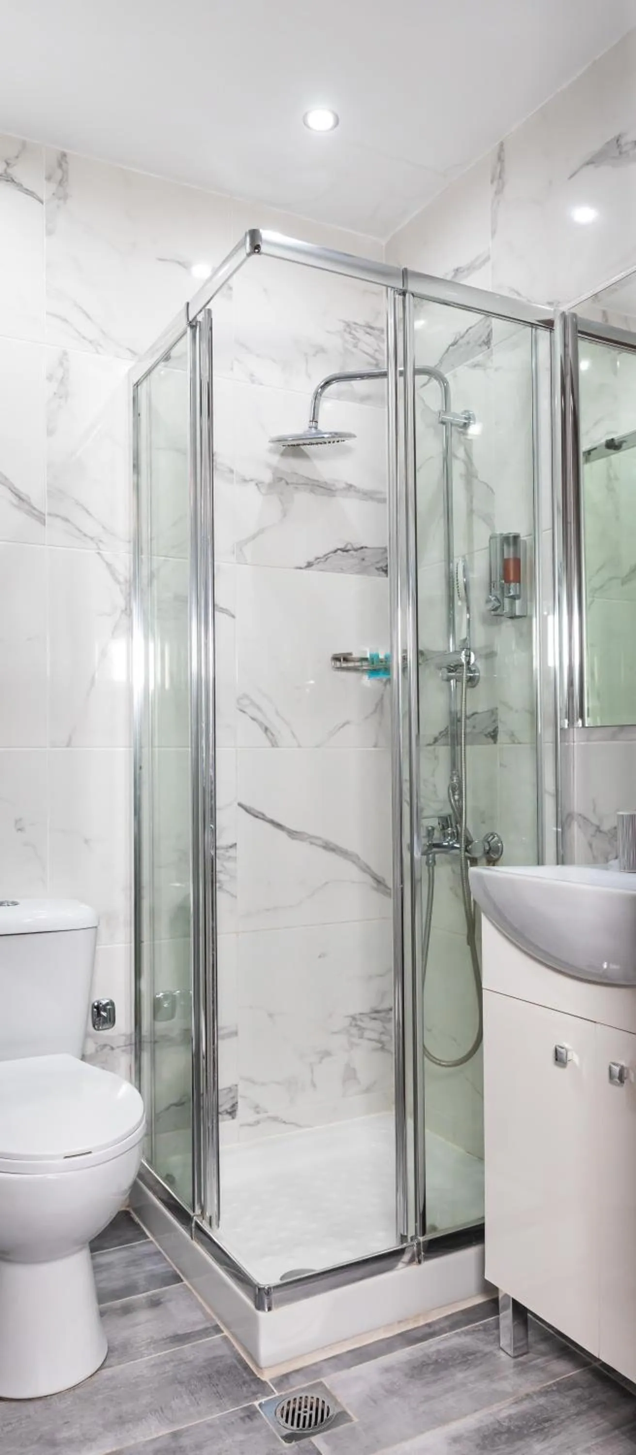 Shower in City Plaza Apartments & Rooms