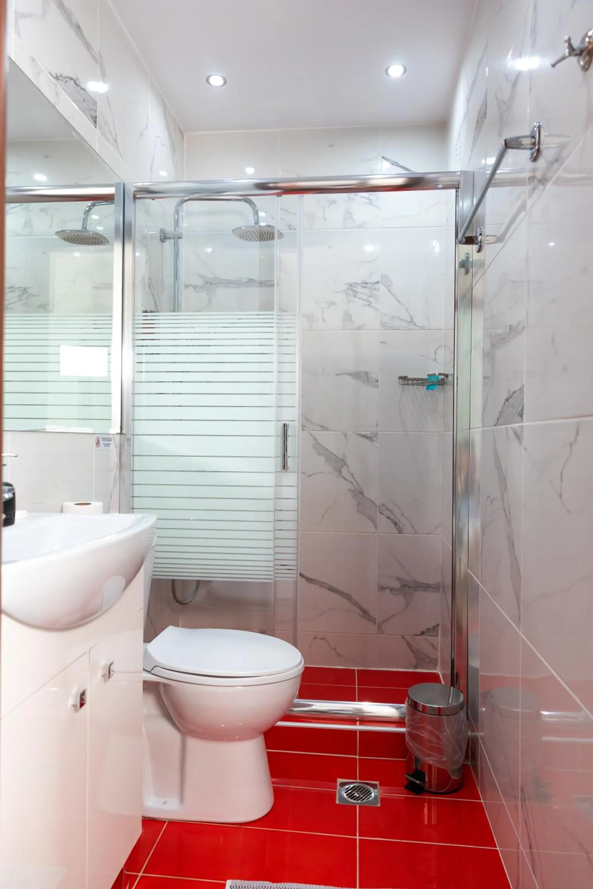 Shower in City Plaza Apartments & Rooms