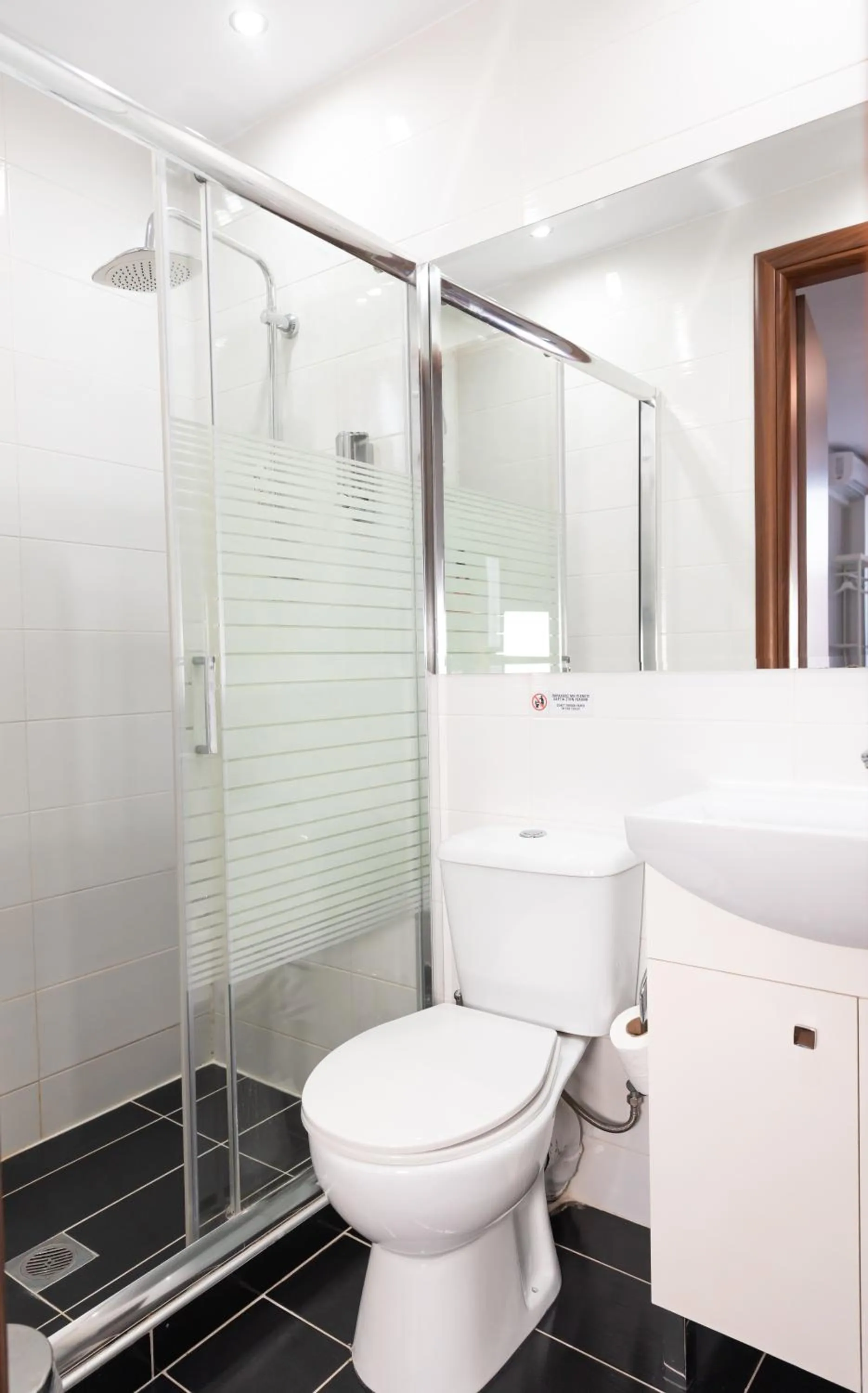 Shower in City Plaza Apartments & Rooms