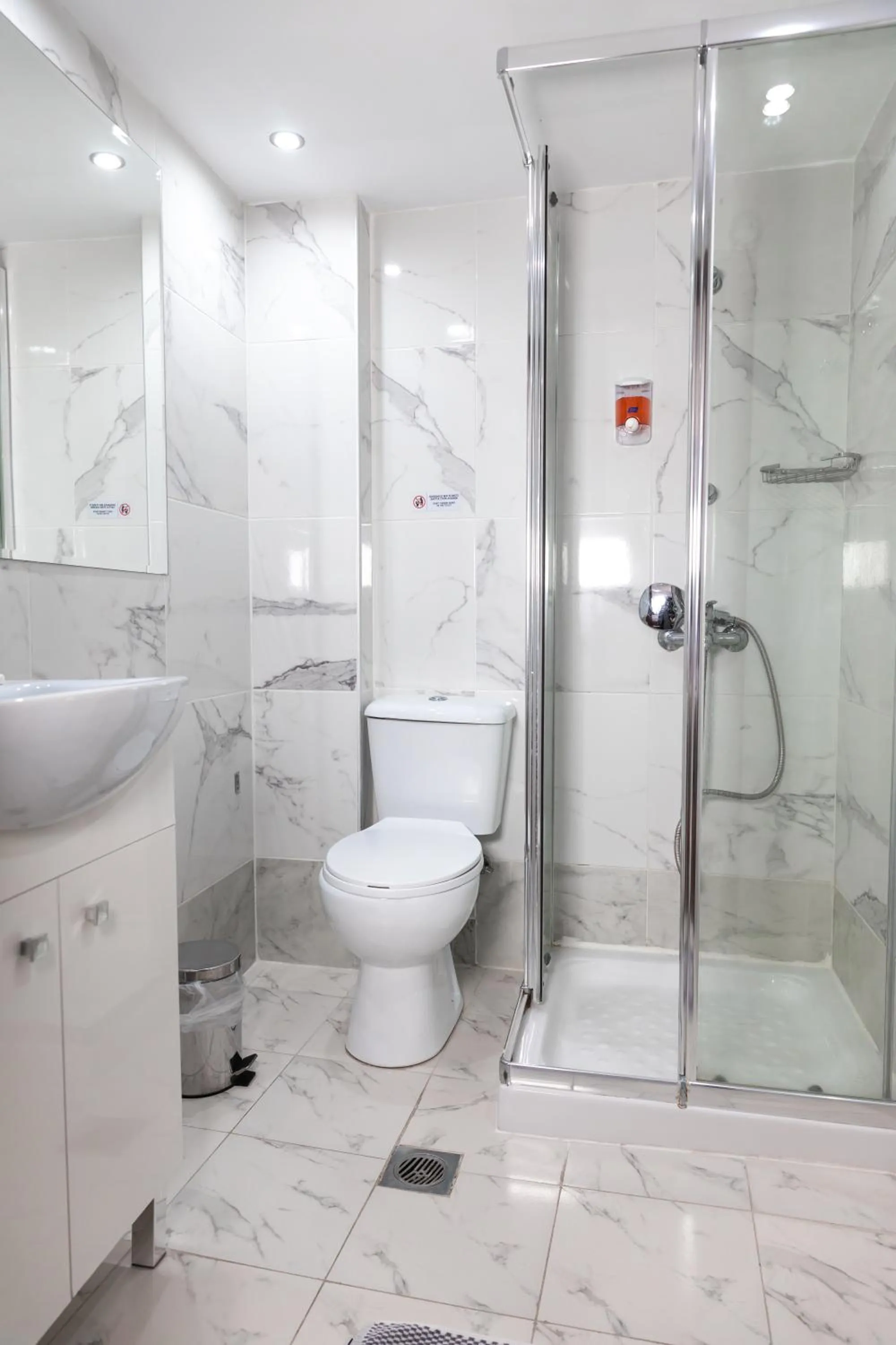 Shower in City Plaza Apartments & Rooms