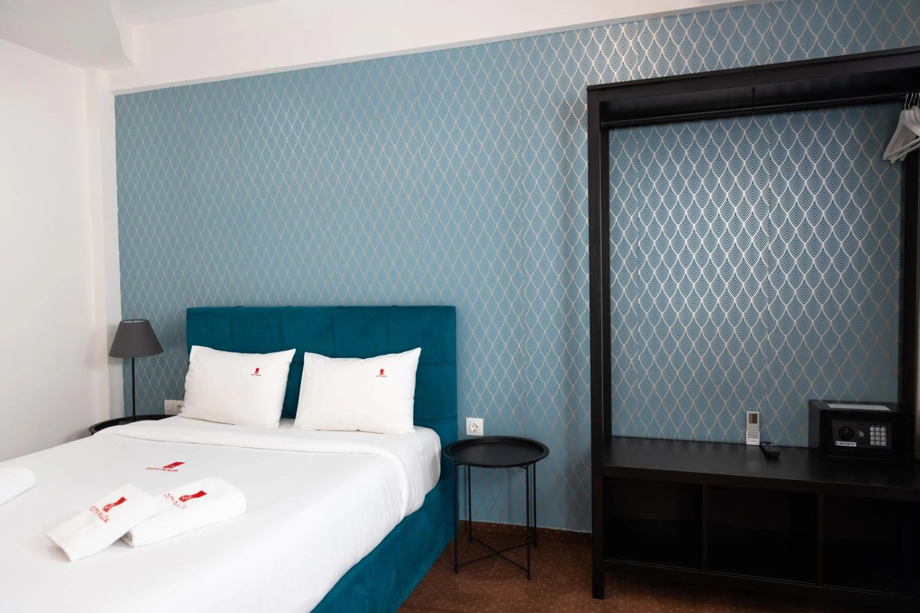 Bed in City Plaza Apartments & Rooms