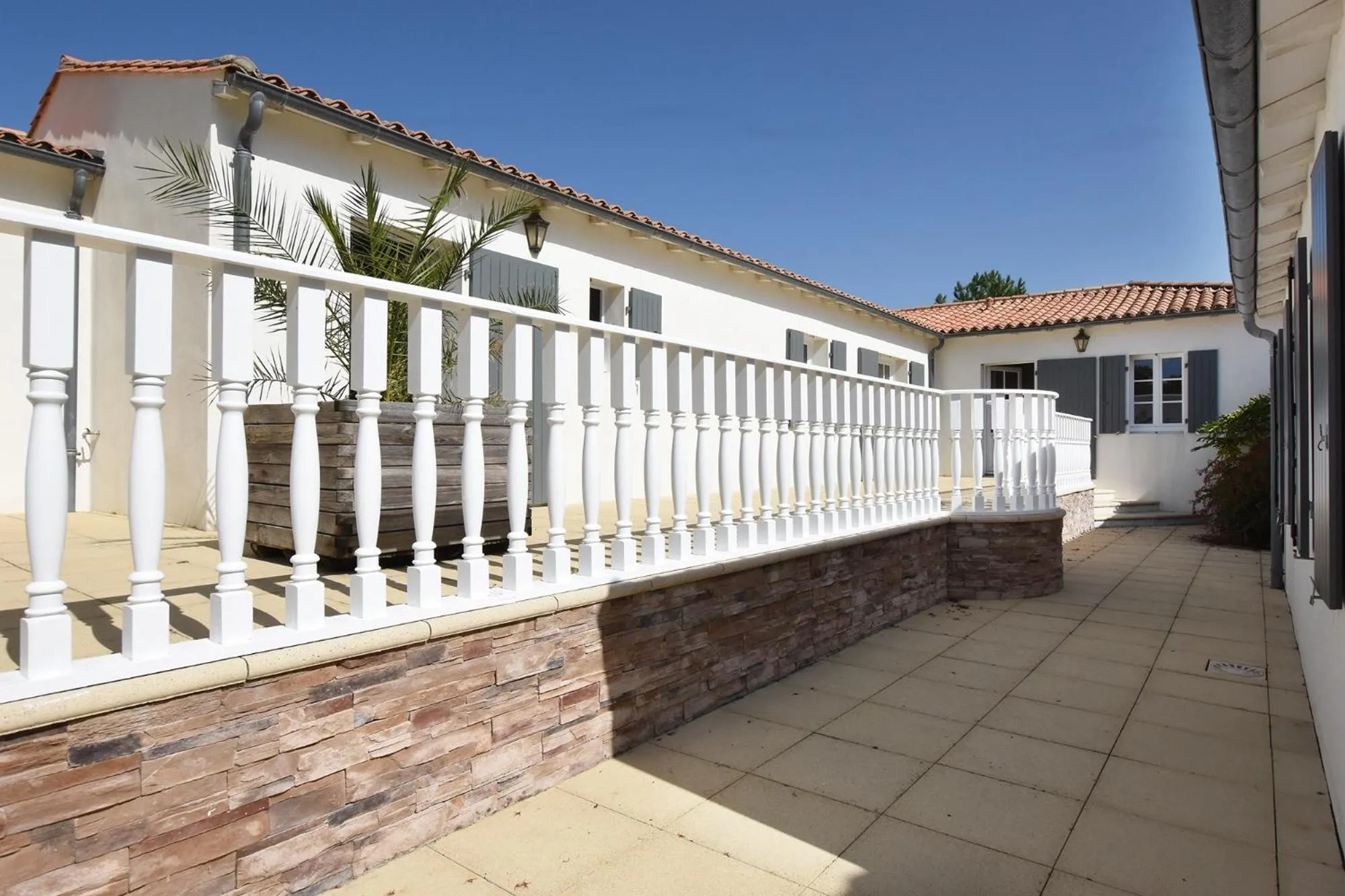 Patio in Villa Mer 4 Etoiles - 90 M de la mer Sea and Mountain Pleasure