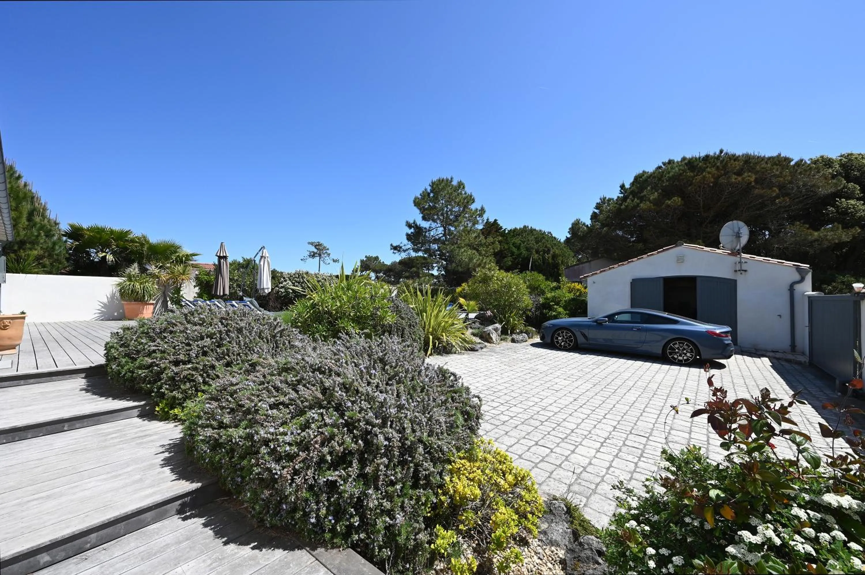 Parking in Villa Mer 4 Etoiles - 90 M de la mer Sea and Mountain Pleasure