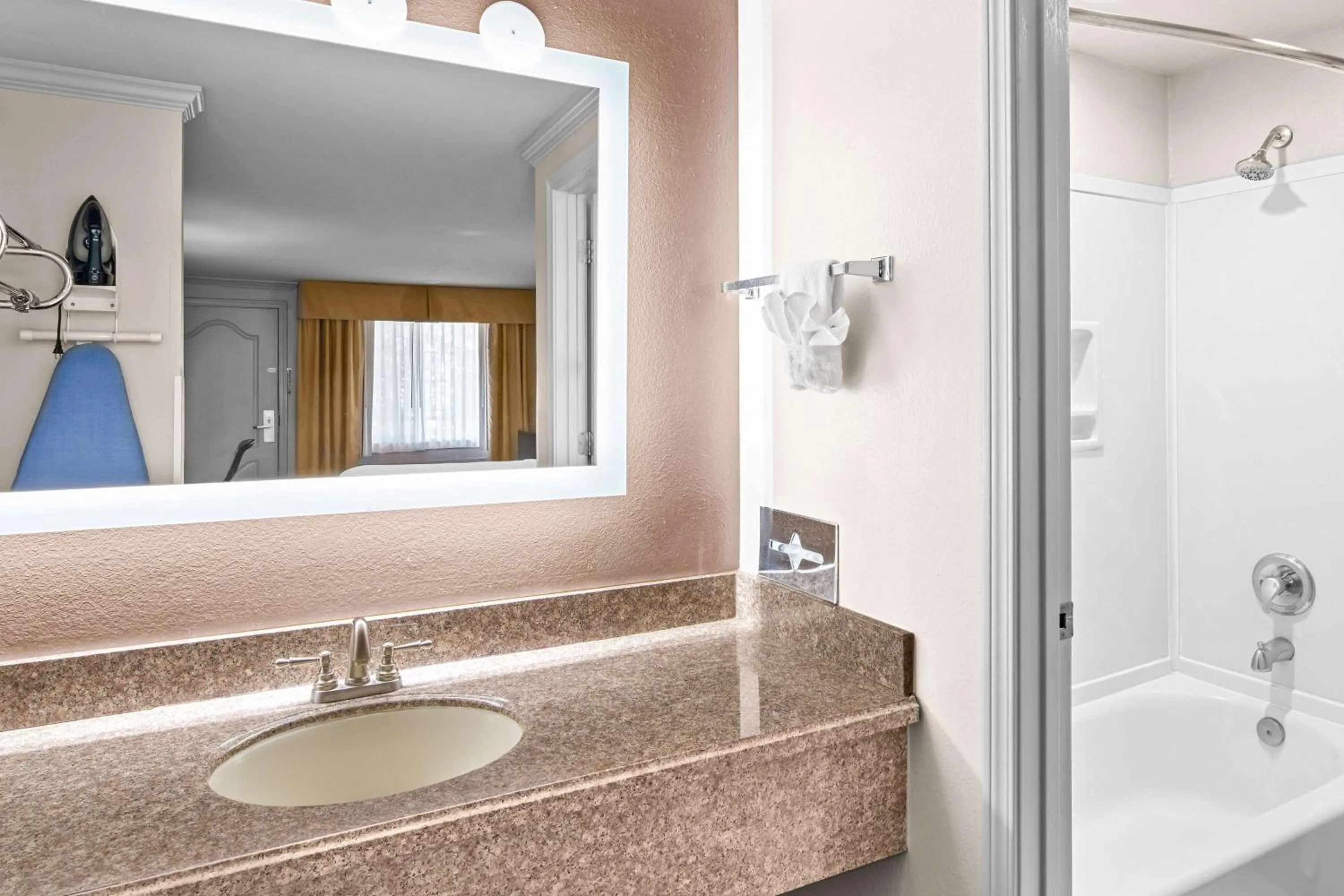 Bathroom in Best Western Skyline Motor Lodge