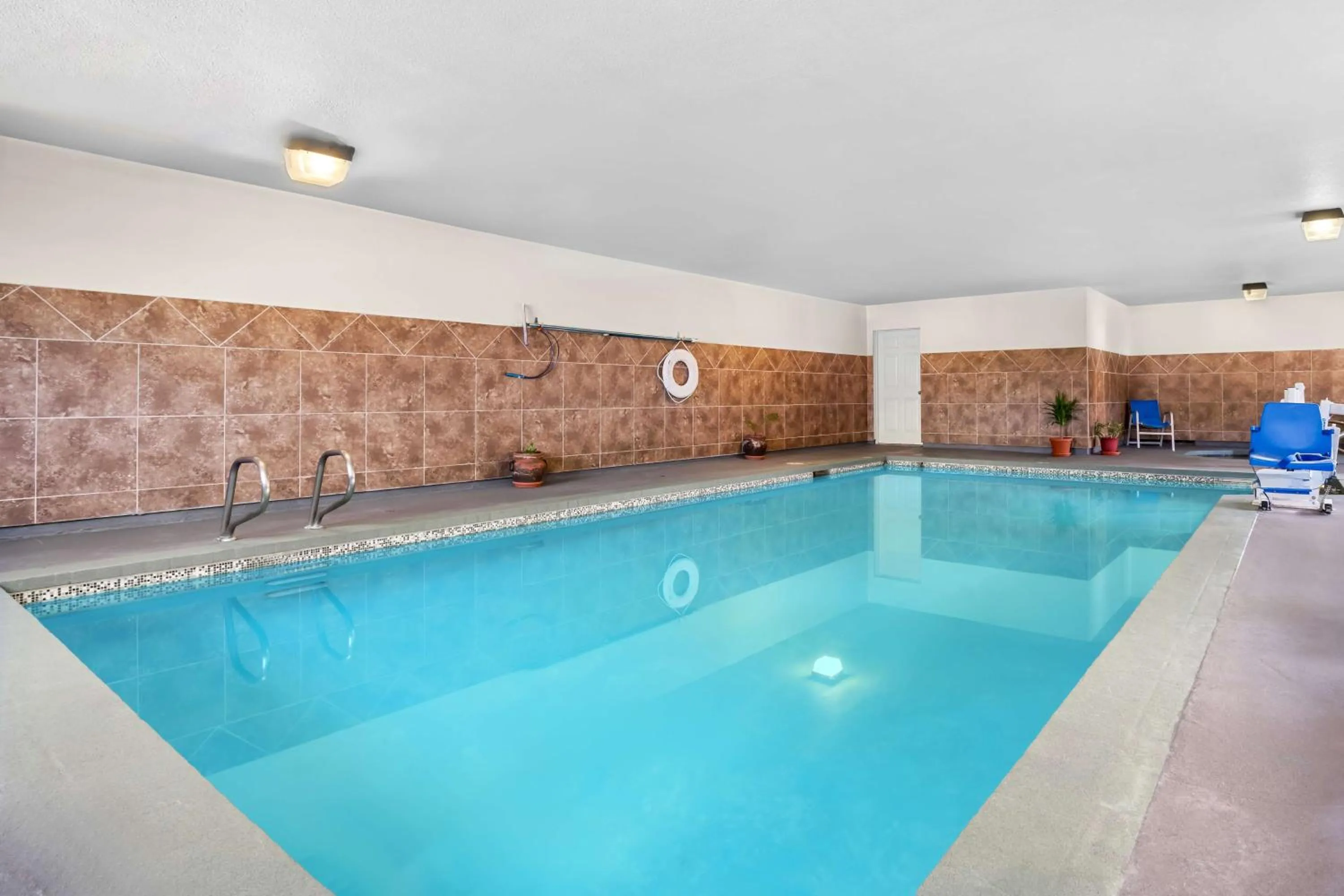 Pool view in Best Western Skyline Motor Lodge