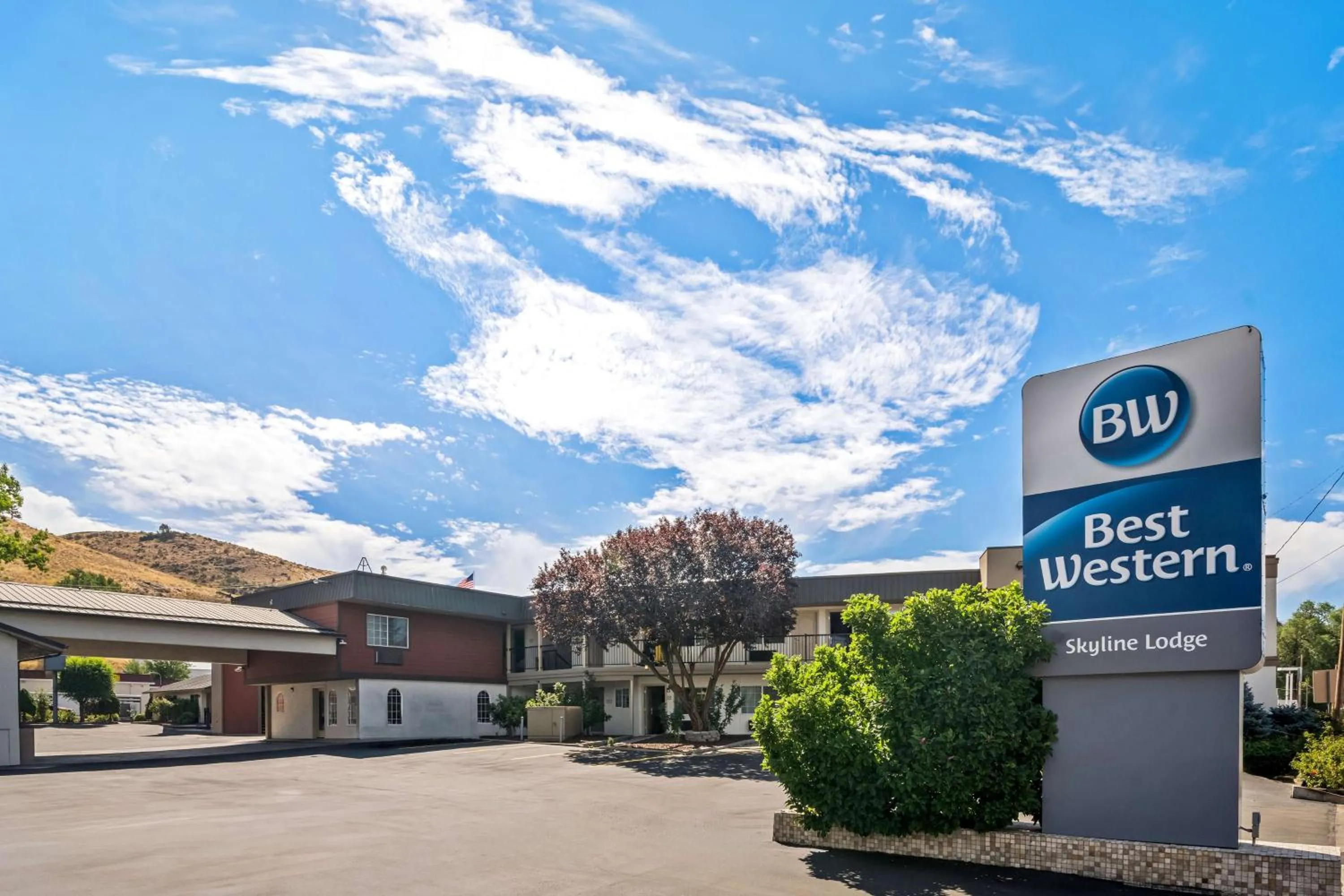 Property building in Best Western Skyline Motor Lodge