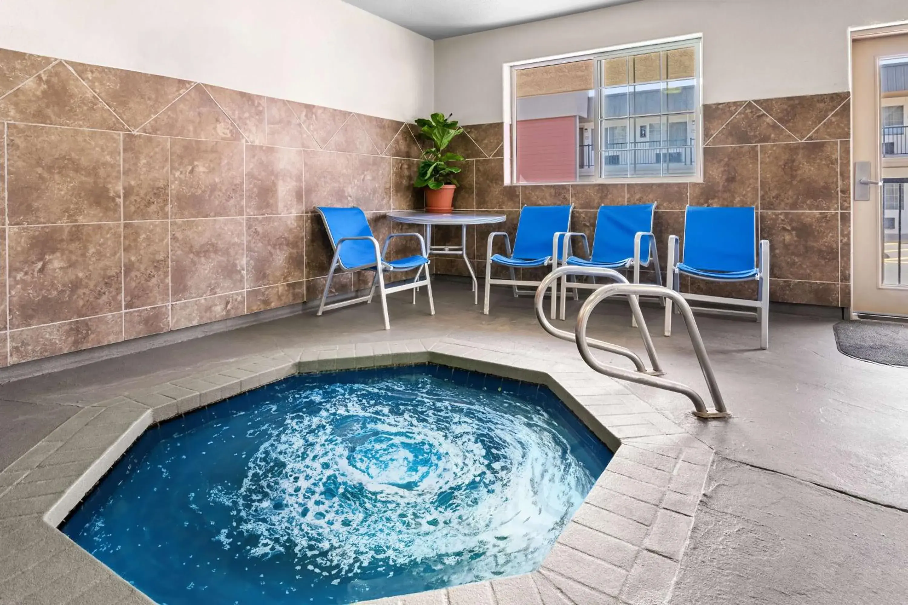 Pool view in Best Western Skyline Motor Lodge Pool view in Best Western Skyline Motor Lodge