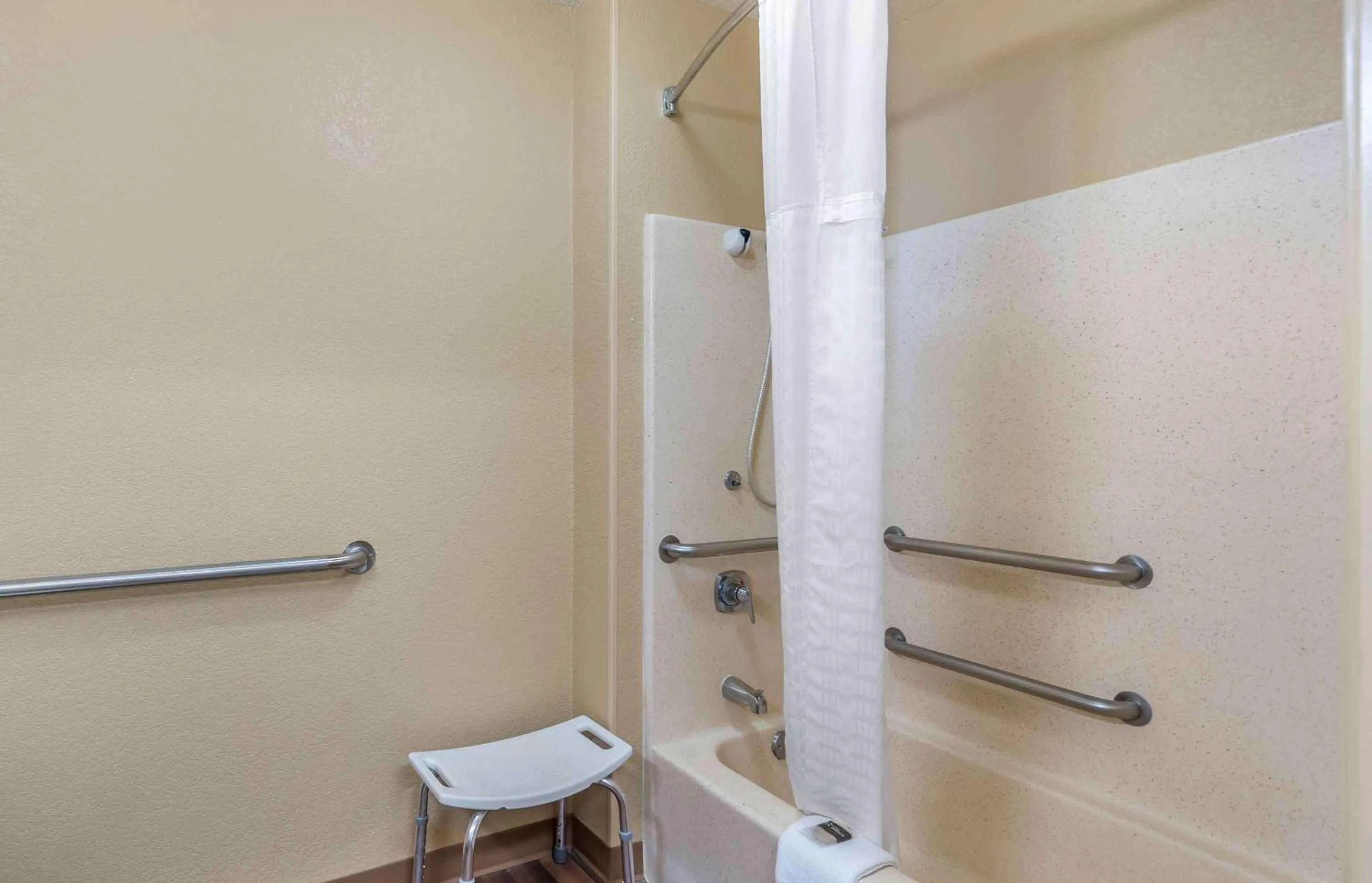 Bathroom in Extended Stay America Select Suites - Chicago - Downers Grove