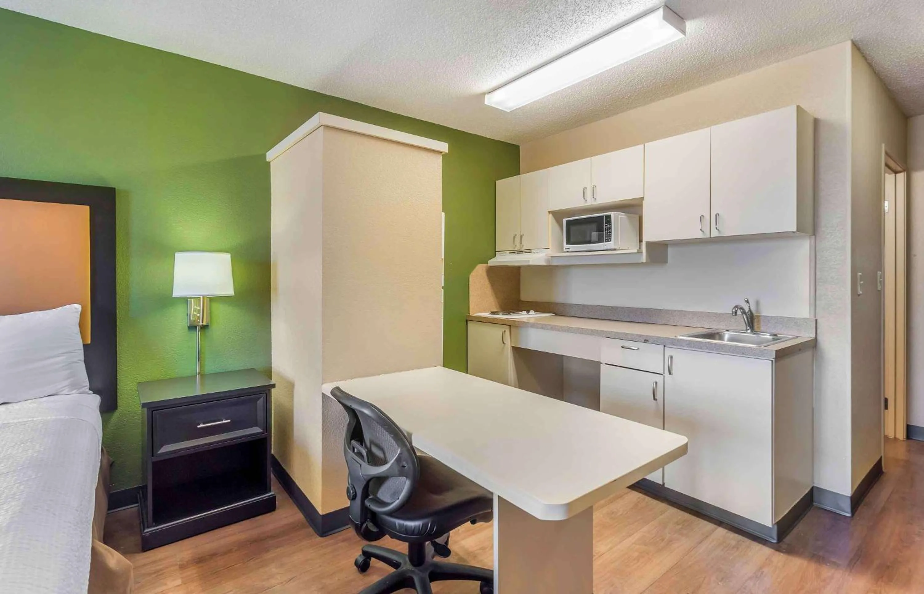Bedroom in Extended Stay America Select Suites - Chicago - Downers Grove