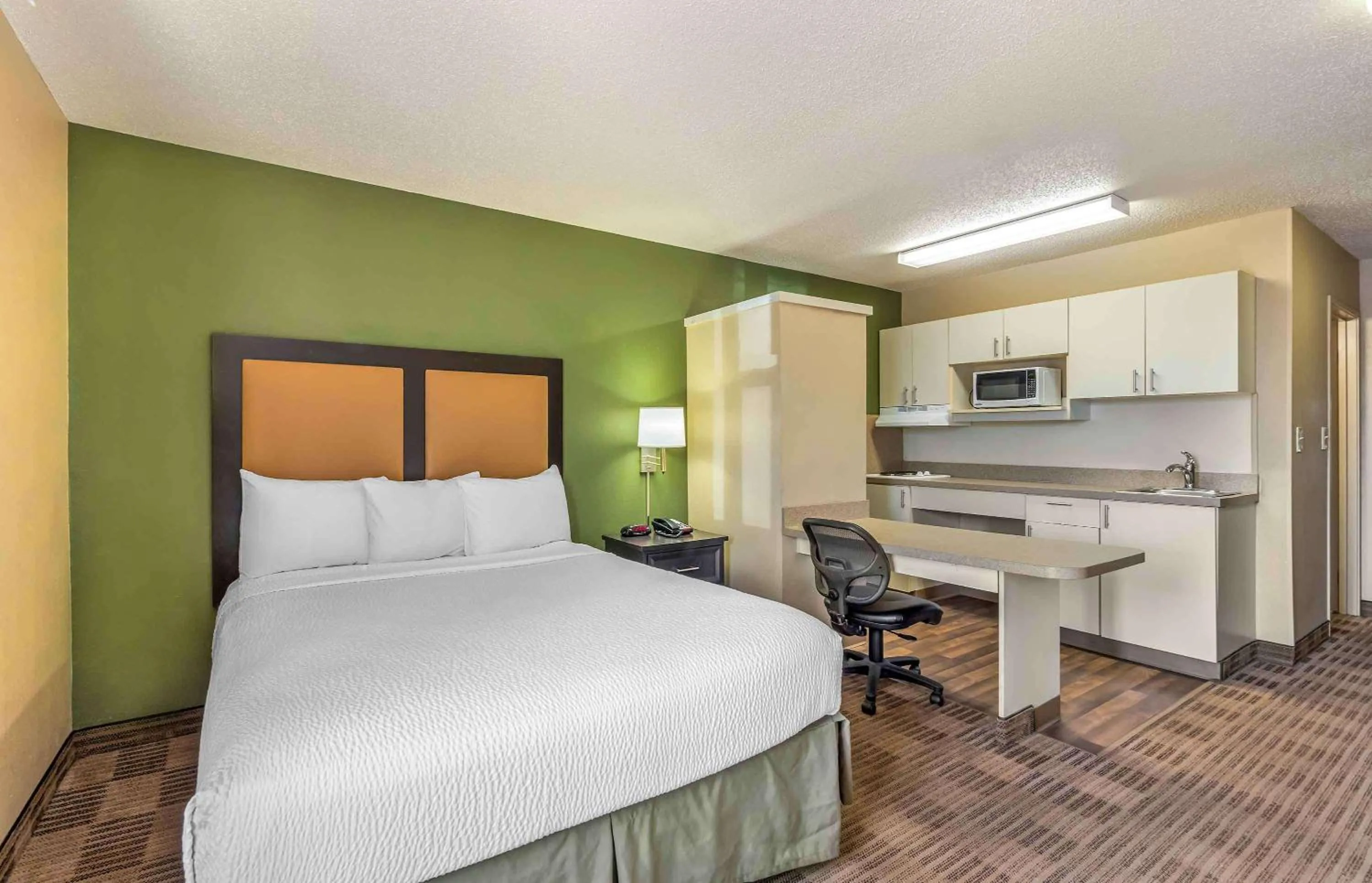 Bedroom, Bed in Extended Stay America Select Suites - Chicago - Downers Grove