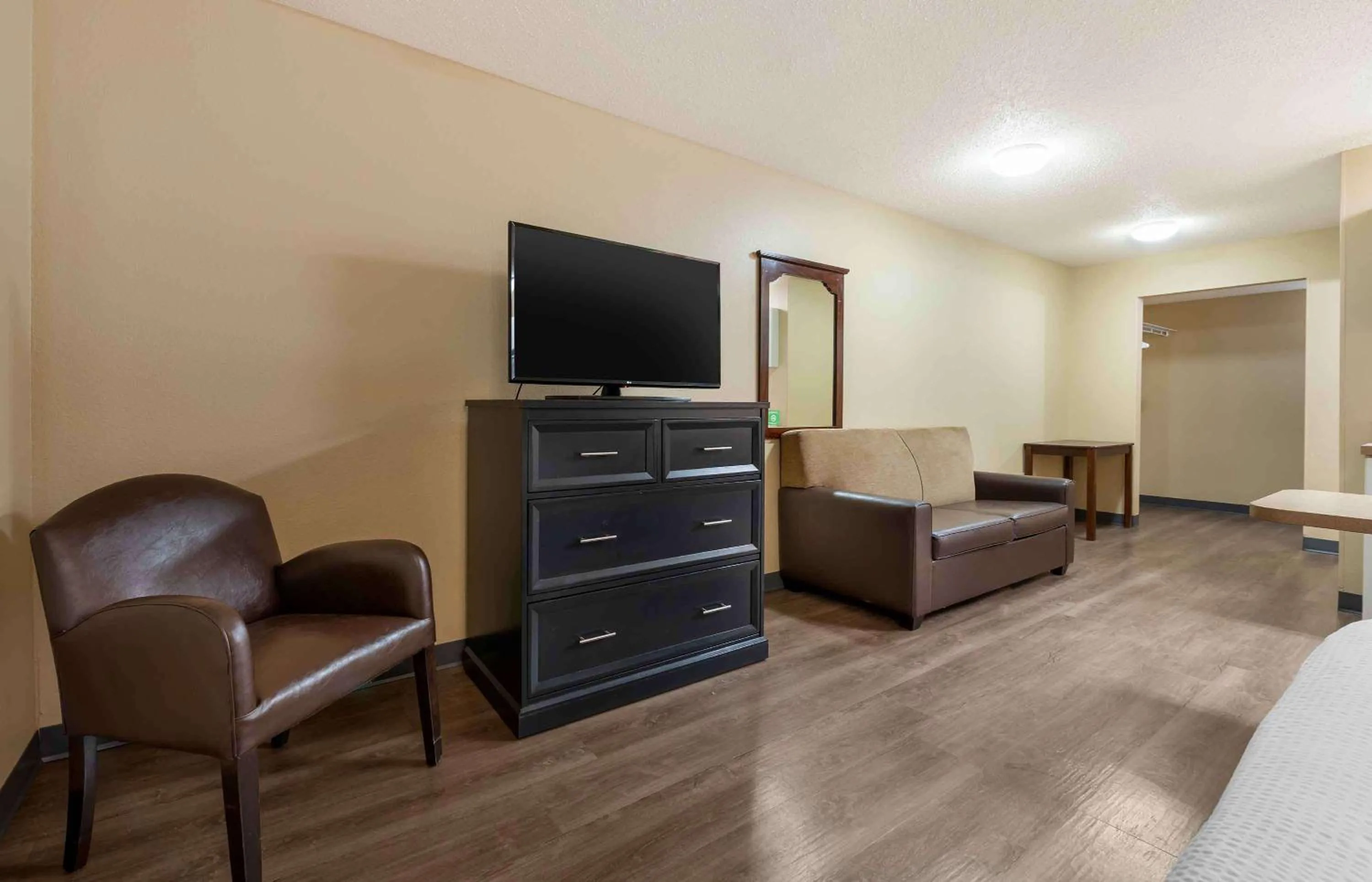 Bedroom in Extended Stay America Select Suites - Chicago - Downers Grove