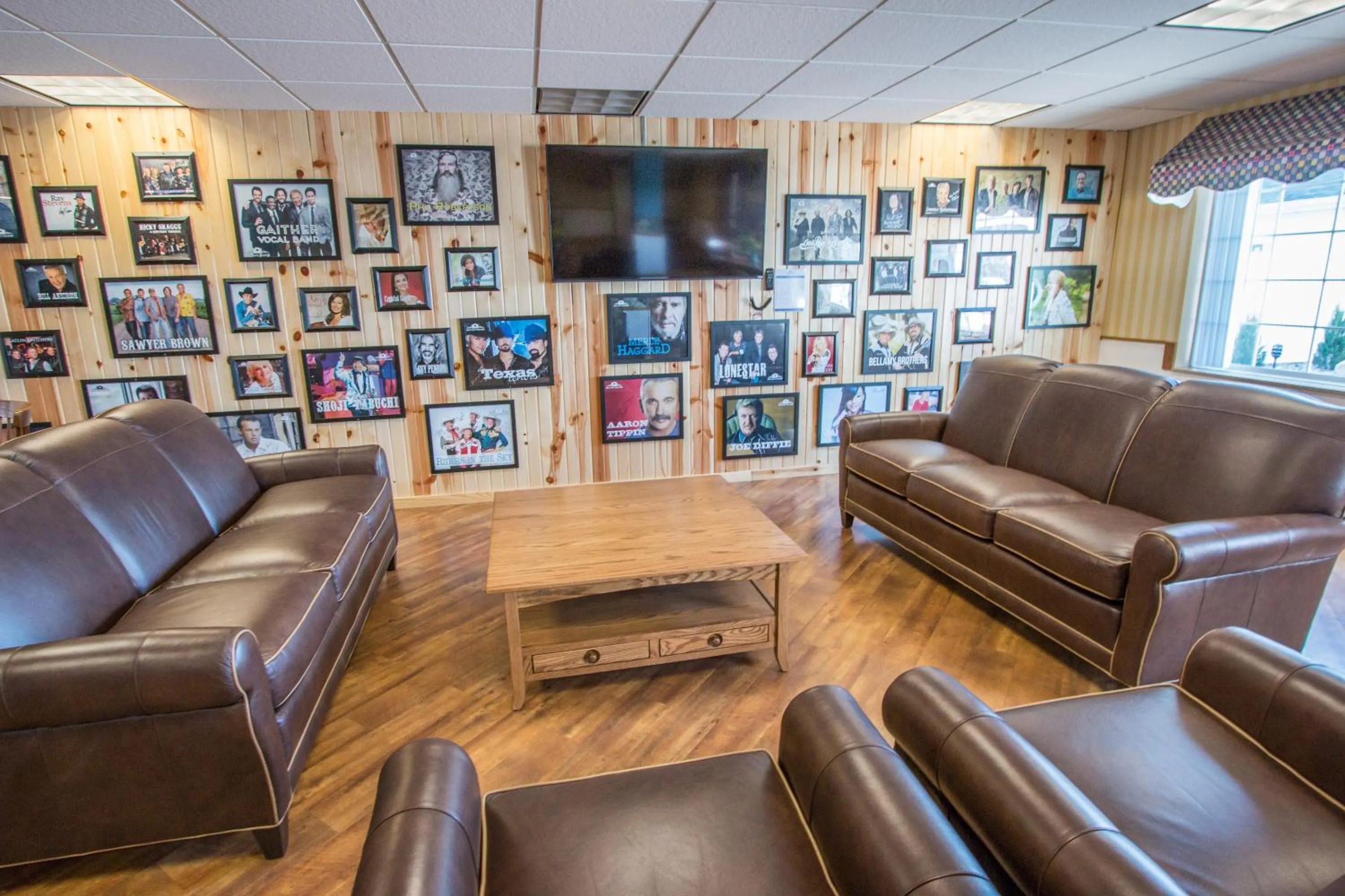 Communal lounge/ TV room in Blue Gate Garden Inn