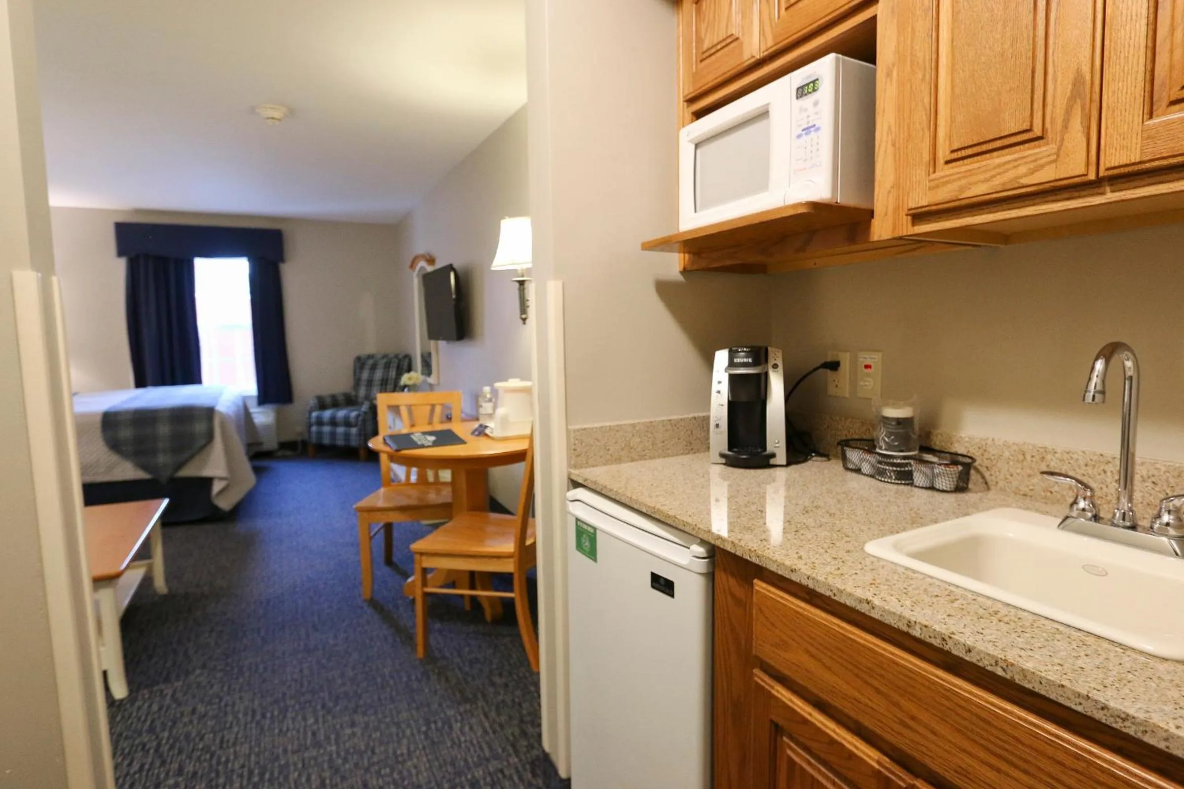 Kitchen or kitchenette in Blue Gate Garden Inn