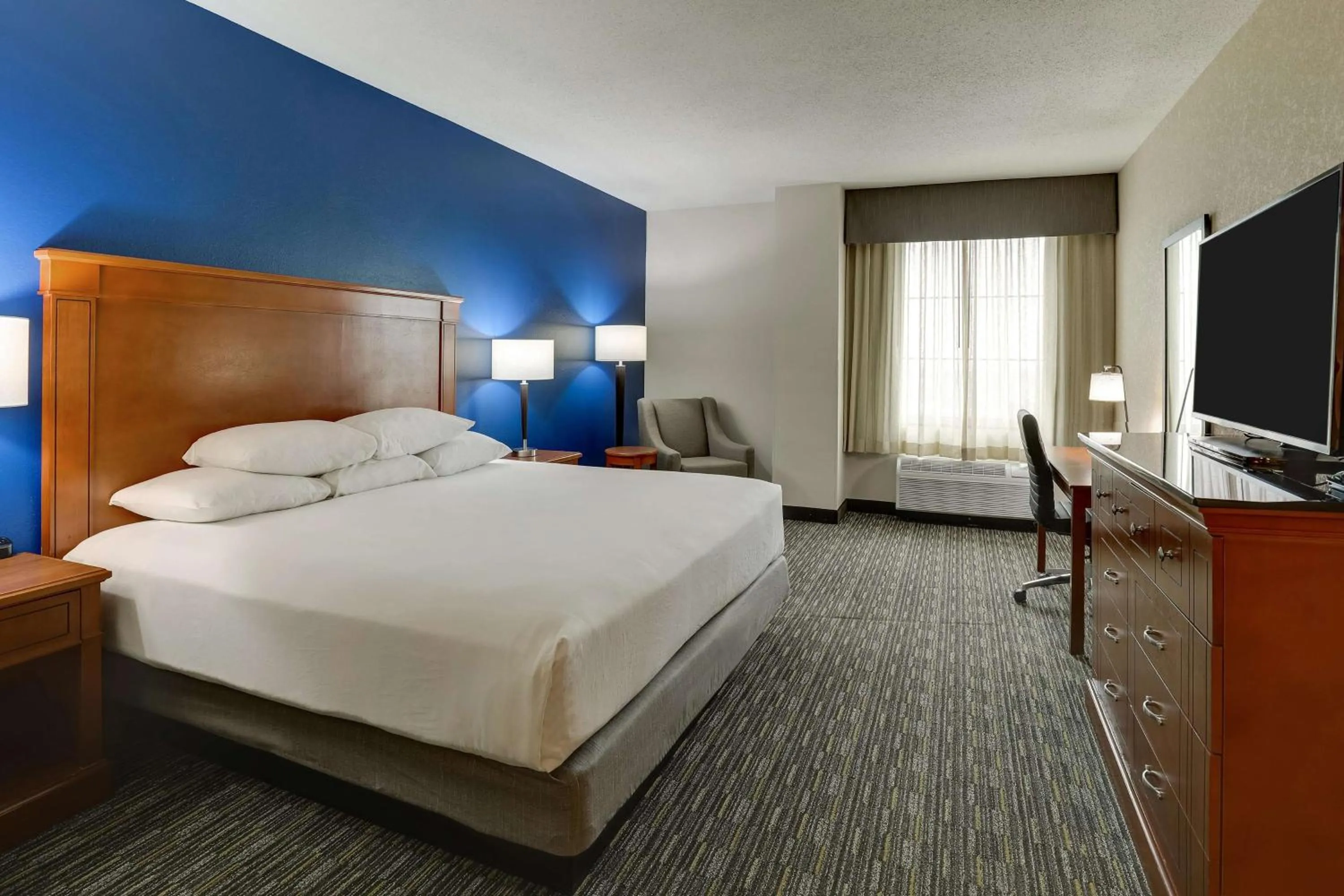 Bedroom, Bed in Drury Inn & Suites St. Louis Arnold