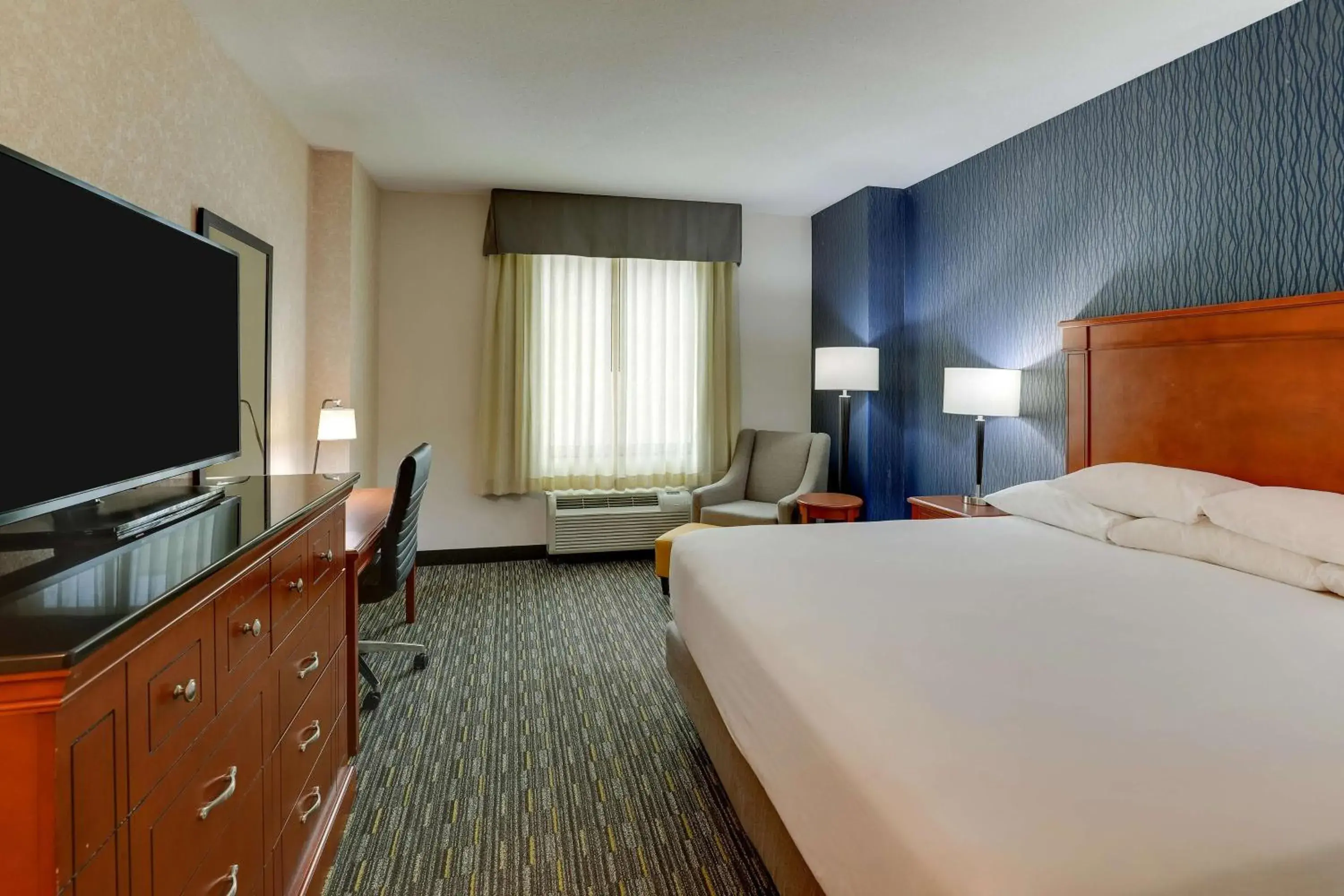 Bedroom, Bed in Drury Inn & Suites St. Louis Arnold Bedroom, Bed in Drury Inn & Suites St. Louis Arnold