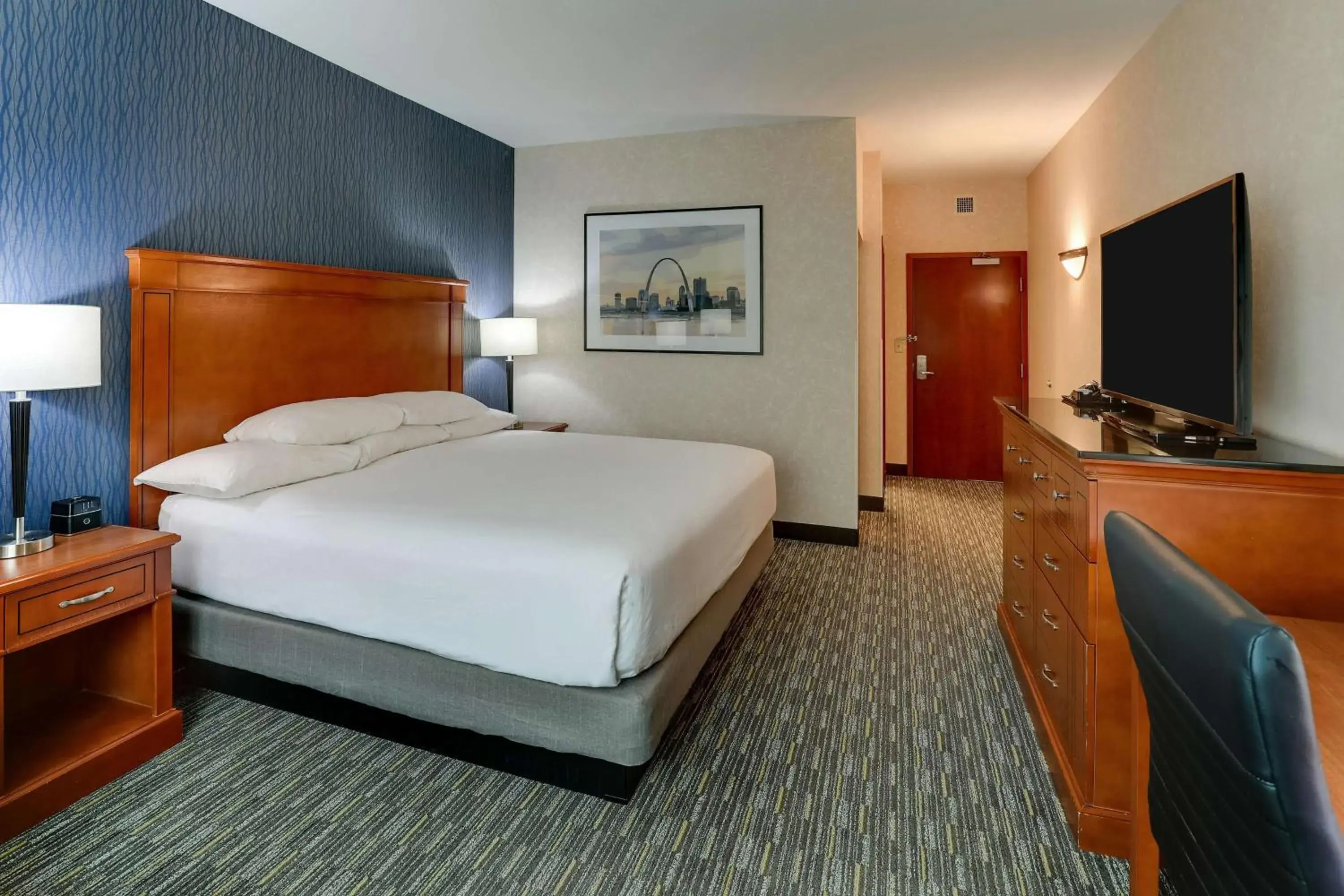Deluxe King Room - High Floor in Drury Inn & Suites St. Louis Arnold Deluxe King Room - High Floor in Drury Inn & Suites St. Louis Arnold