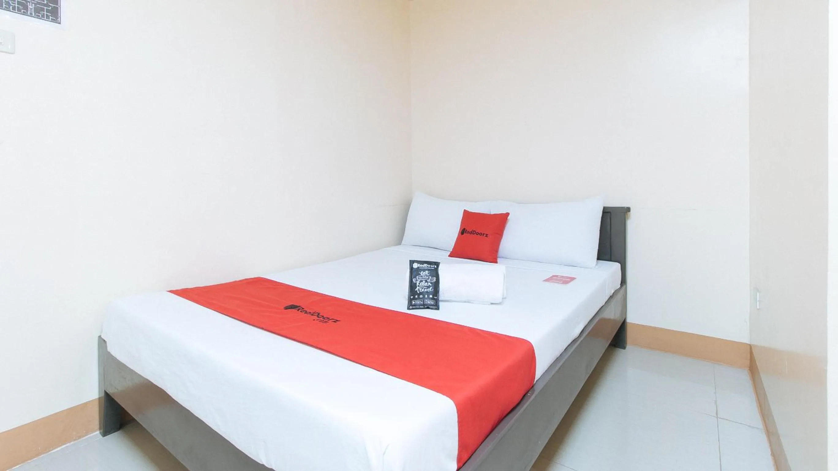 Bed in RedDoorz at Isabelita Hotel Tuguegarao City