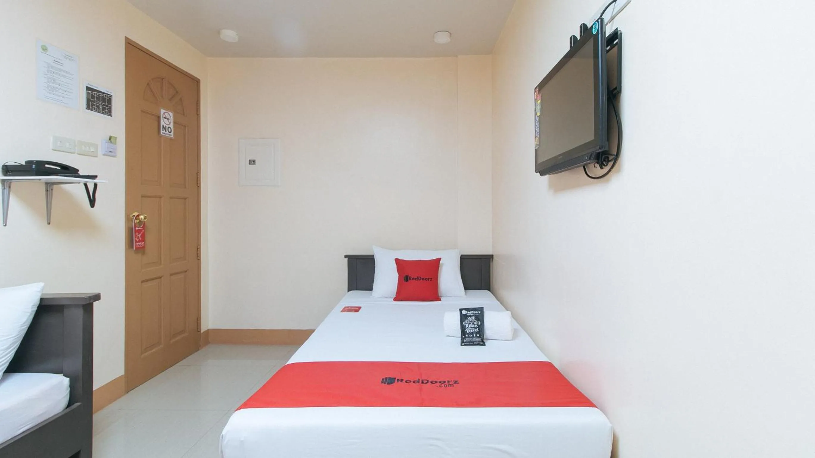 Bed in RedDoorz at Isabelita Hotel Tuguegarao City