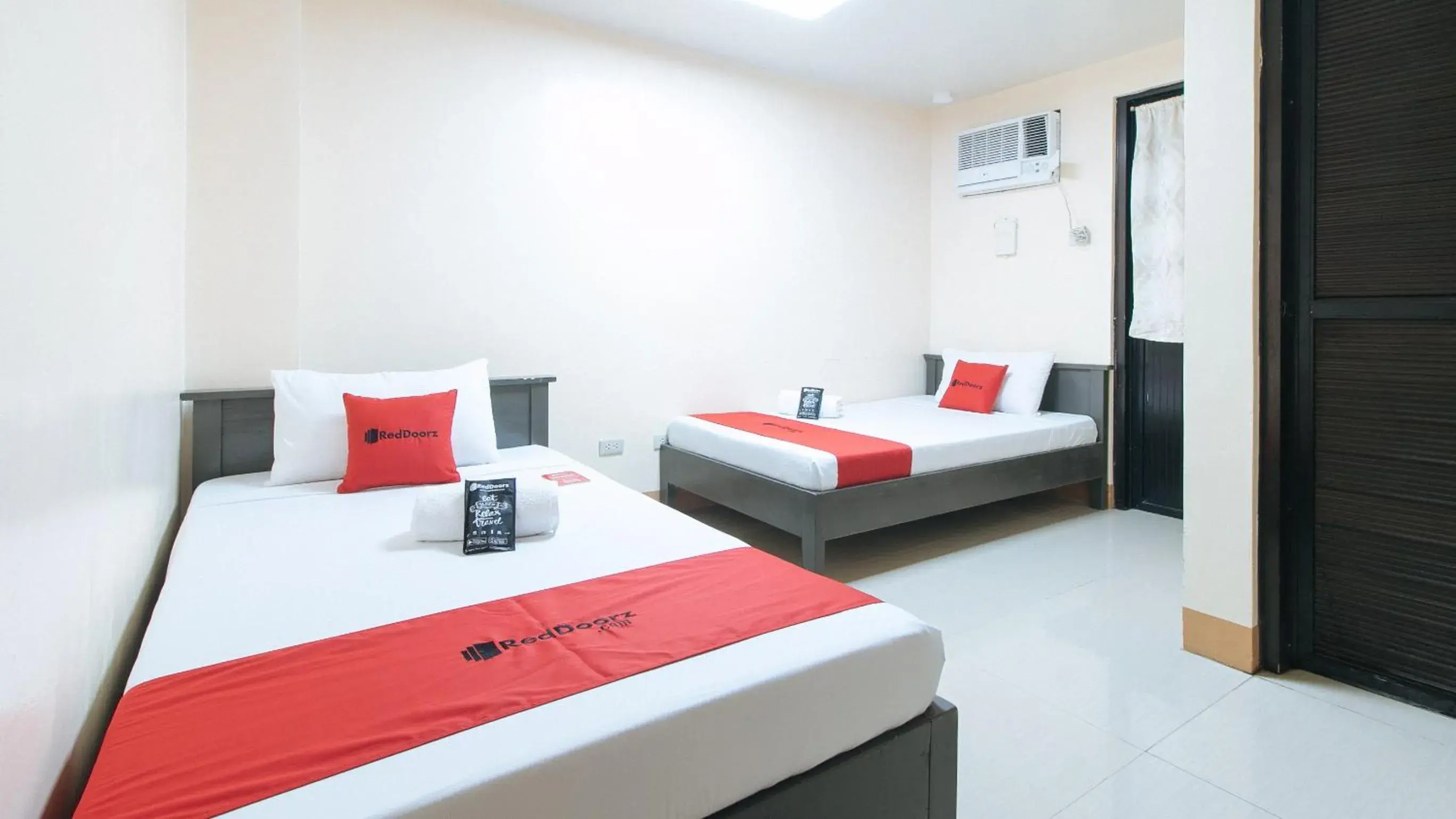 Twin Room in RedDoorz at Isabelita Hotel Tuguegarao City Twin Room in RedDoorz at Isabelita Hotel Tuguegarao City
