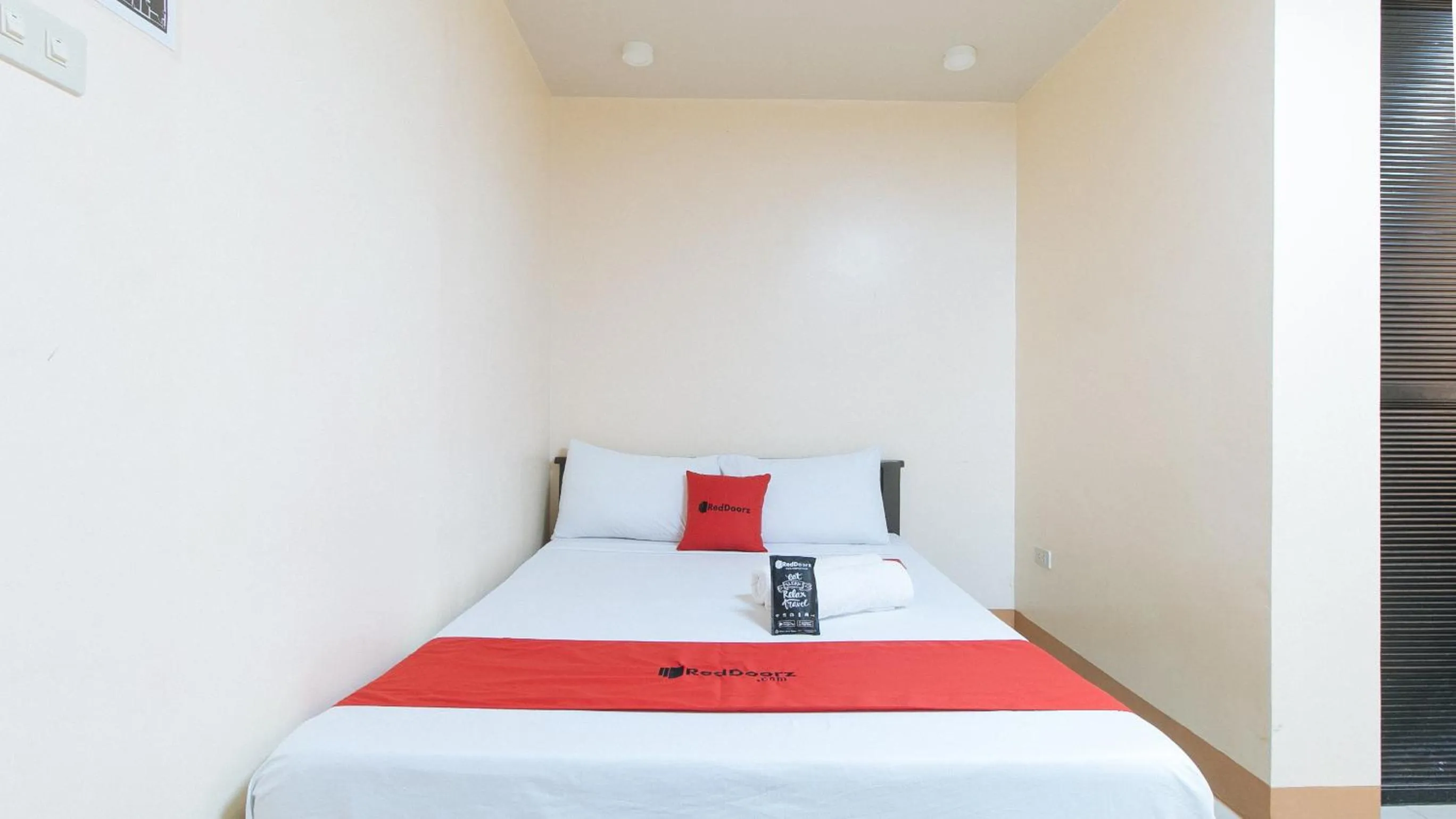 Bed in RedDoorz at Isabelita Hotel Tuguegarao City