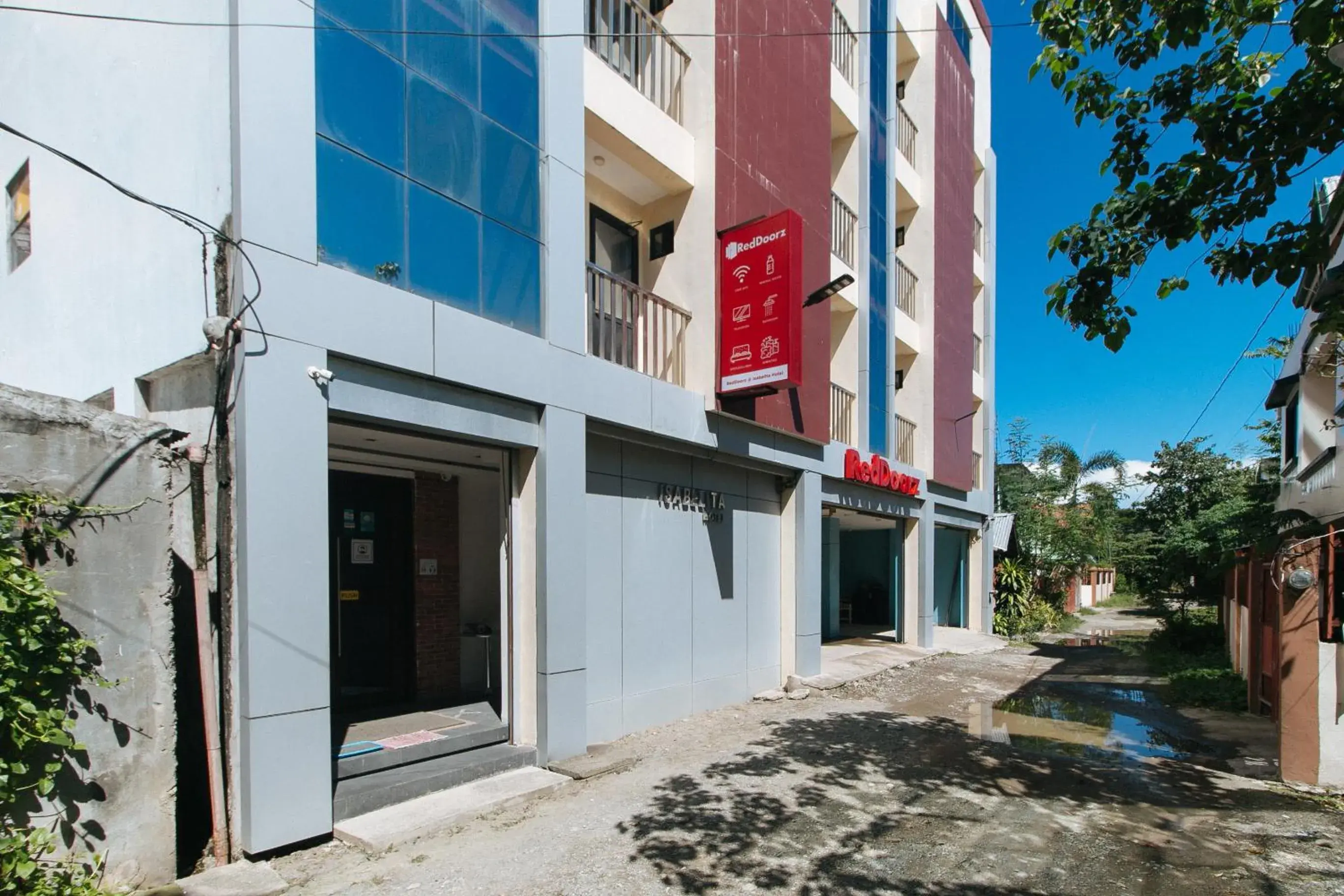 Property building in RedDoorz at Isabelita Hotel Tuguegarao City Property building in RedDoorz at Isabelita Hotel Tuguegarao City