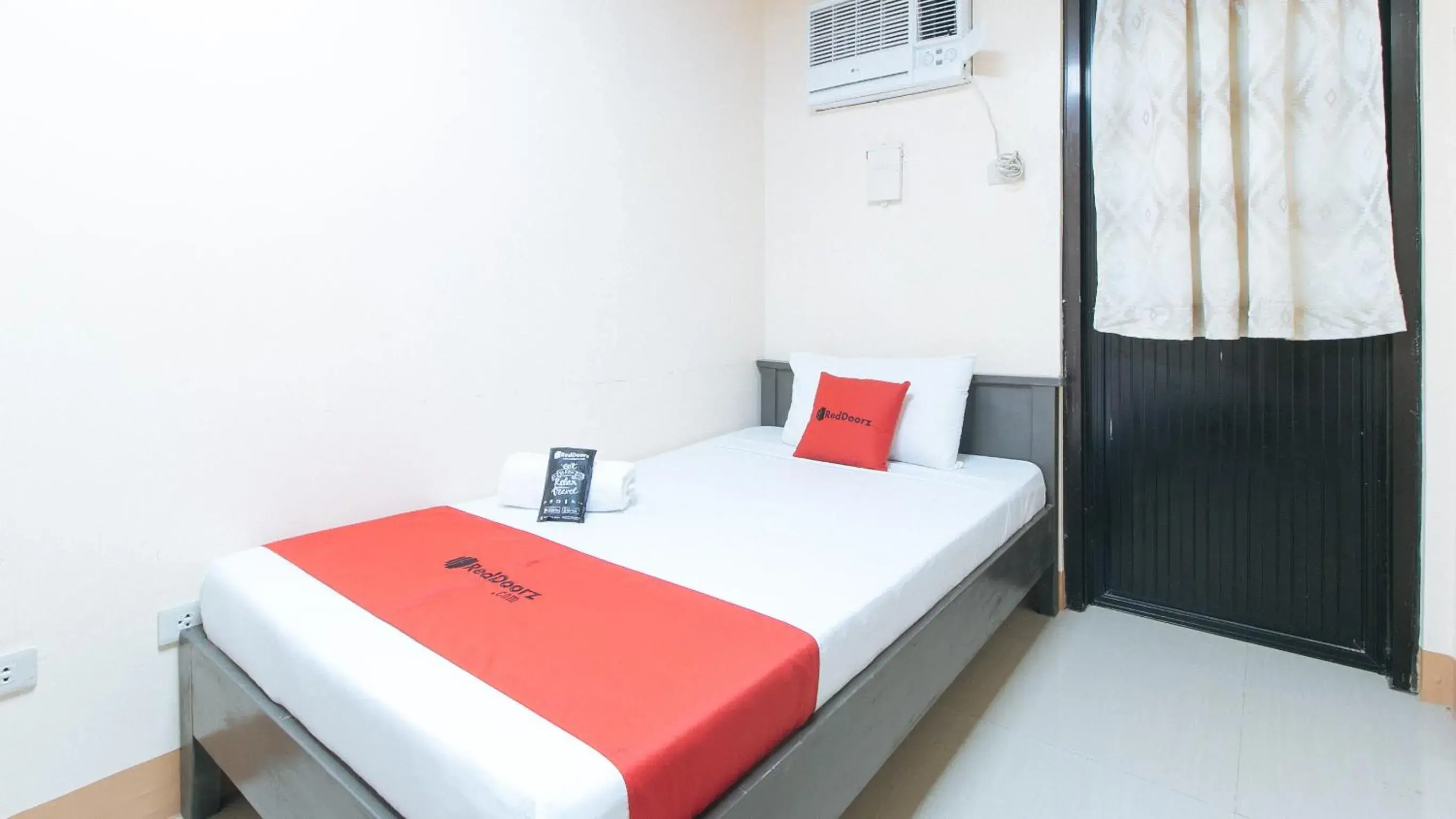Twin Room in RedDoorz at Isabelita Hotel Tuguegarao City Twin Room in RedDoorz at Isabelita Hotel Tuguegarao City