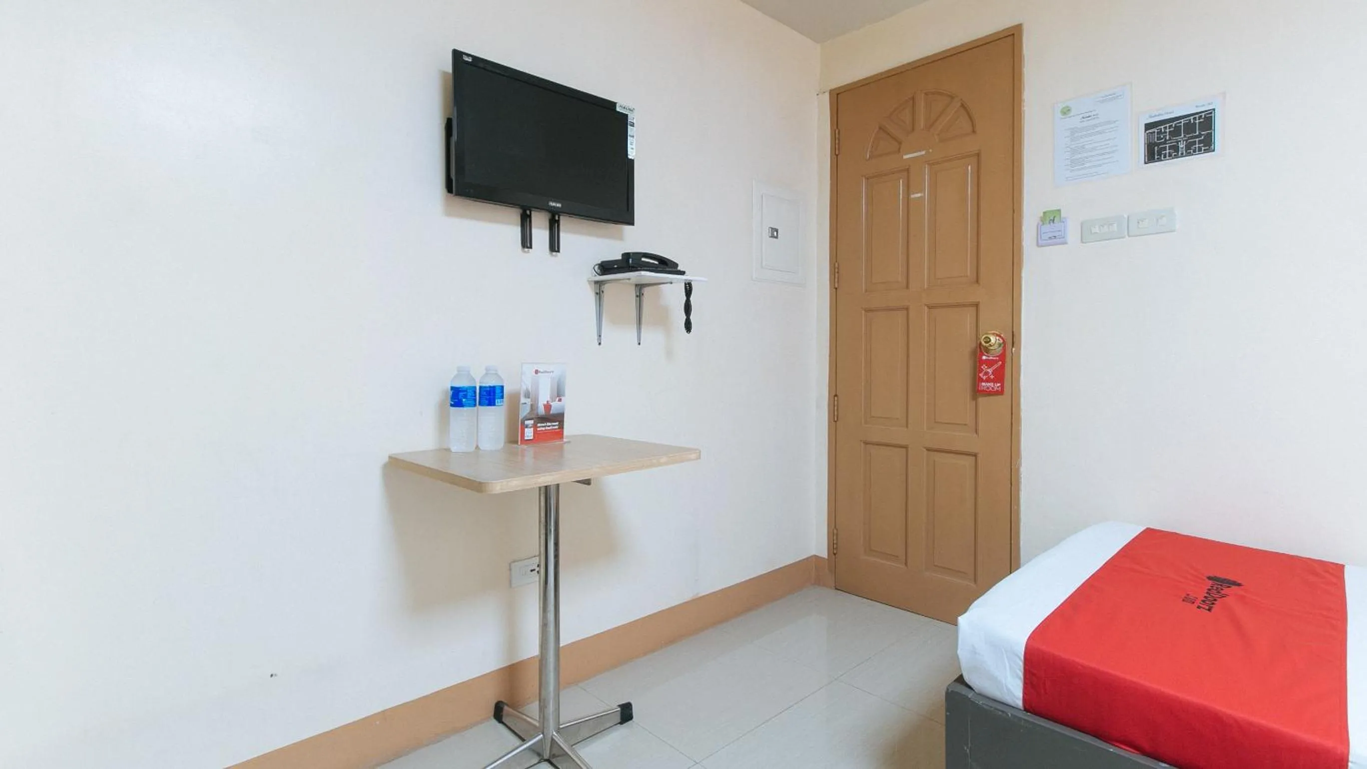 Bed in RedDoorz at Isabelita Hotel Tuguegarao City