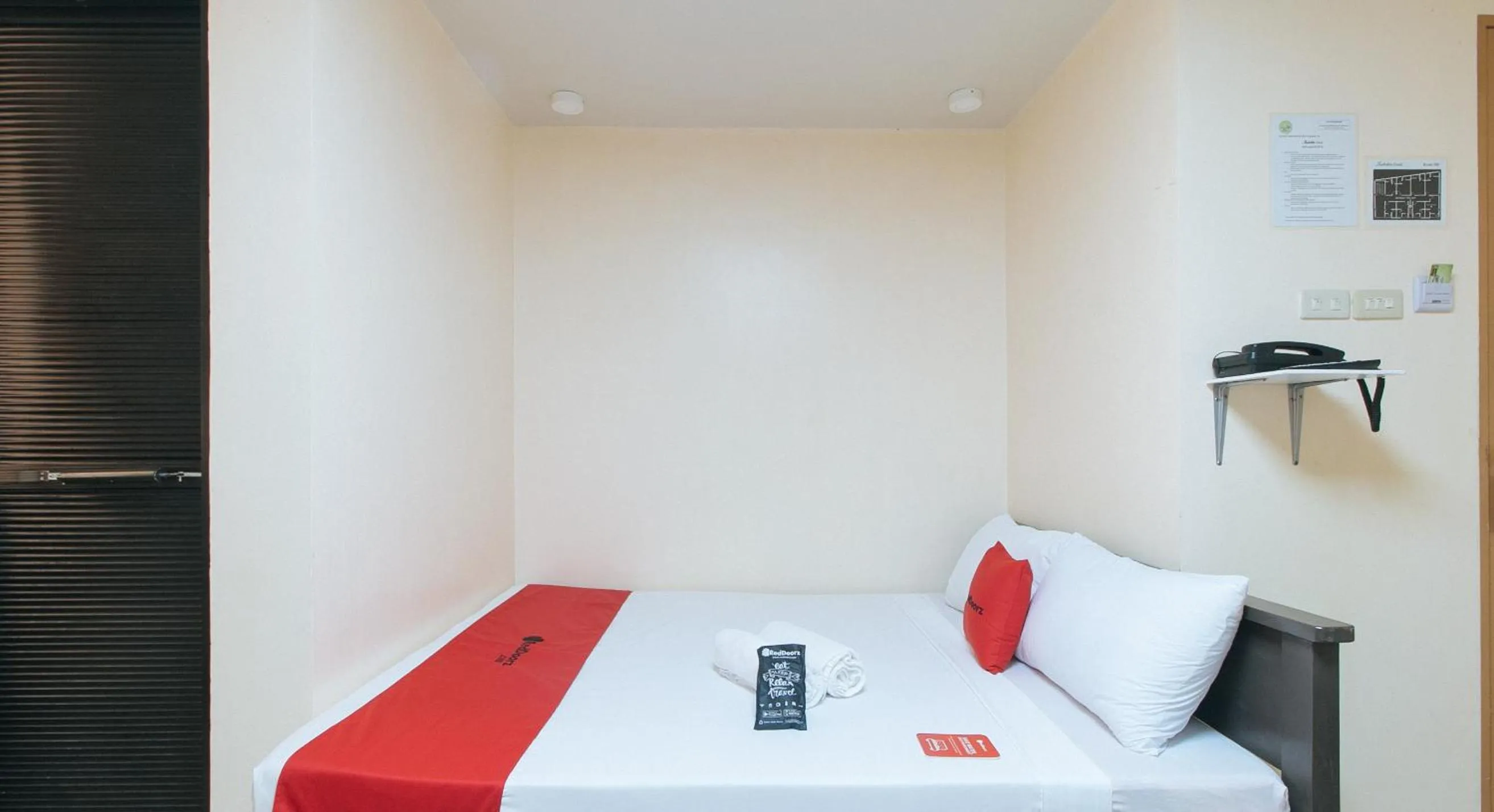 Bed in RedDoorz at Isabelita Hotel Tuguegarao City