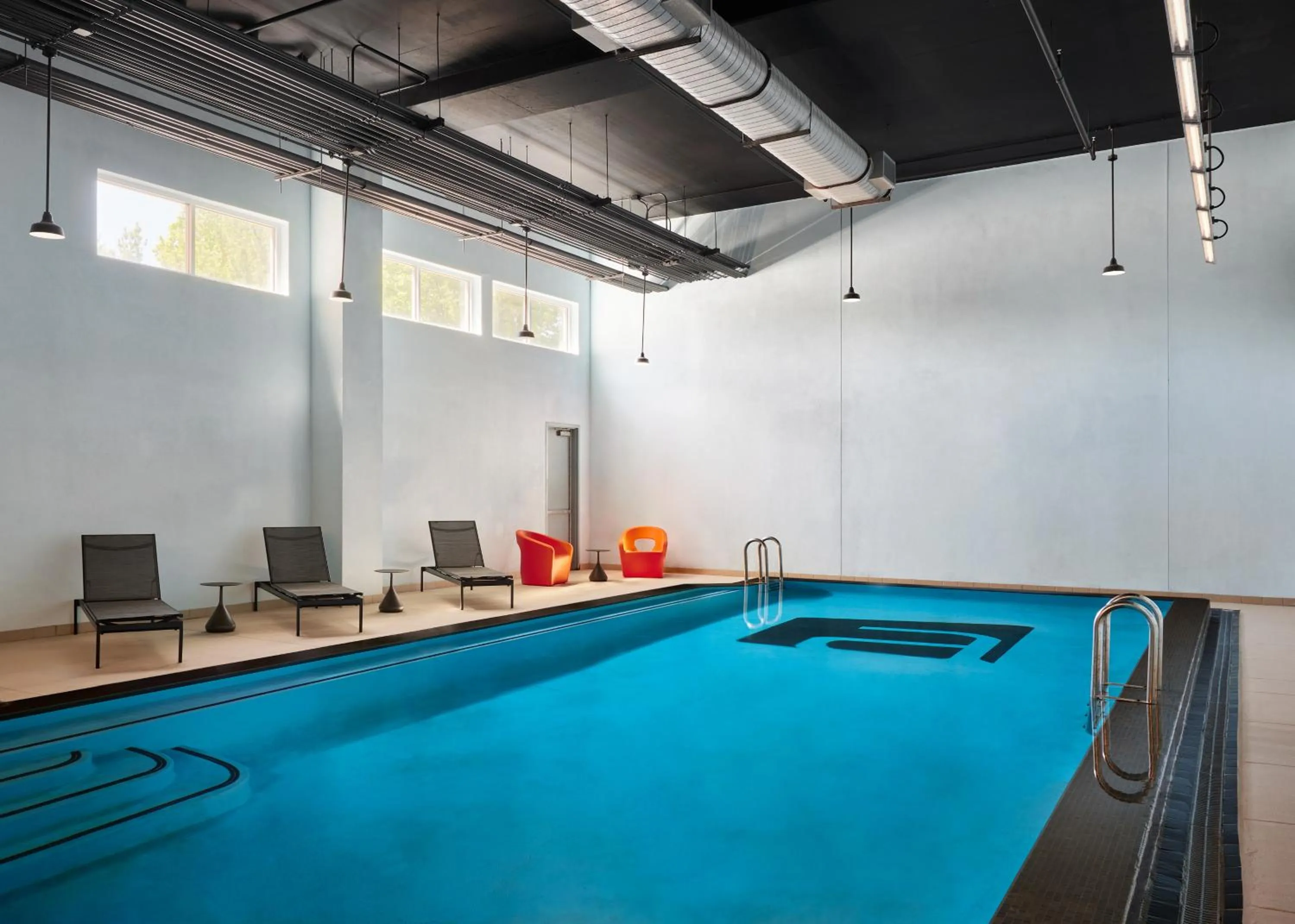 Swimming pool in Aloft Leawood-Overland Park