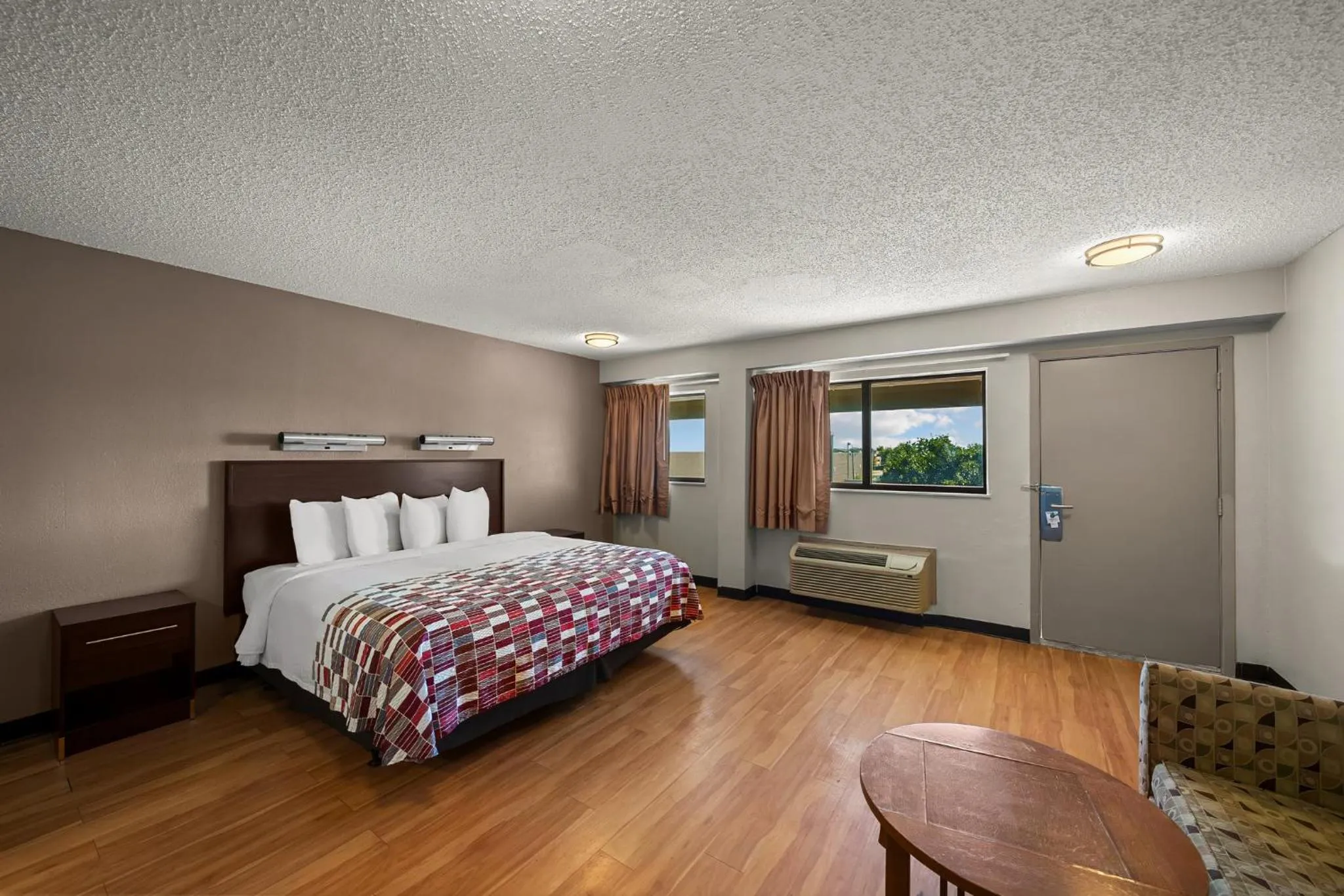 Photo of the whole room, Bed in Red Roof Inn Dallas - DFW Airport North