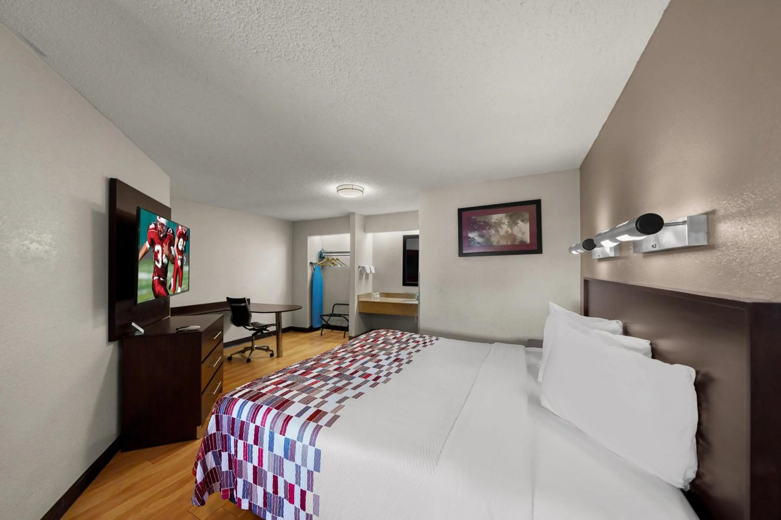 Guests, Bed in Red Roof Inn Dallas - DFW Airport North