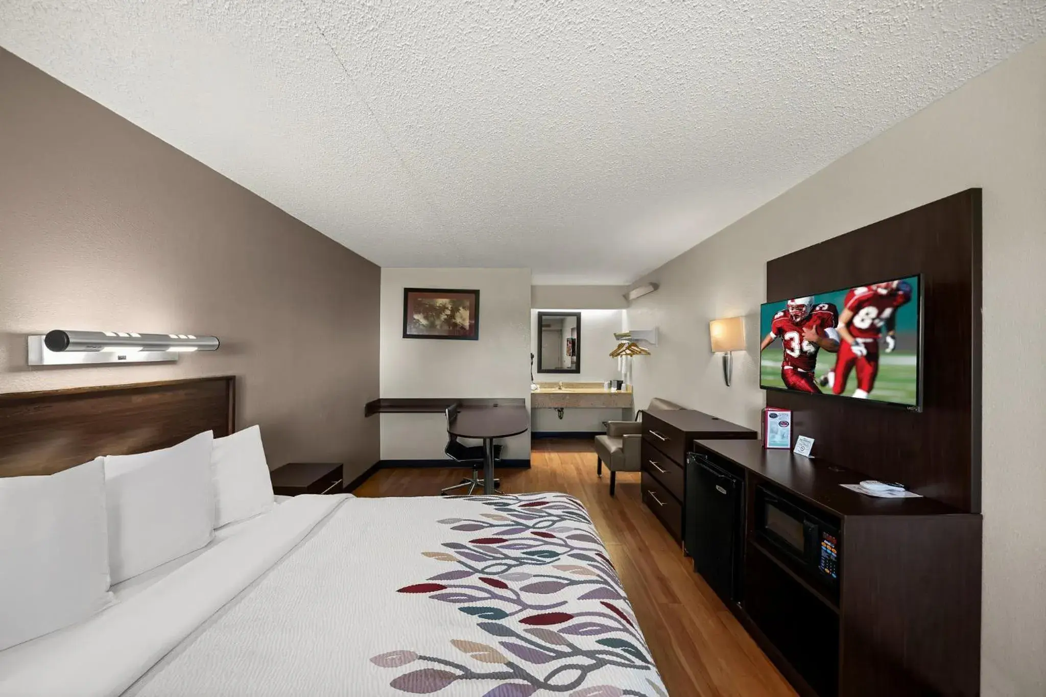 Superior King Room Smoking in Red Roof Inn Dallas - DFW Airport North Superior King Room Smoking in Red Roof Inn Dallas - DFW Airport North