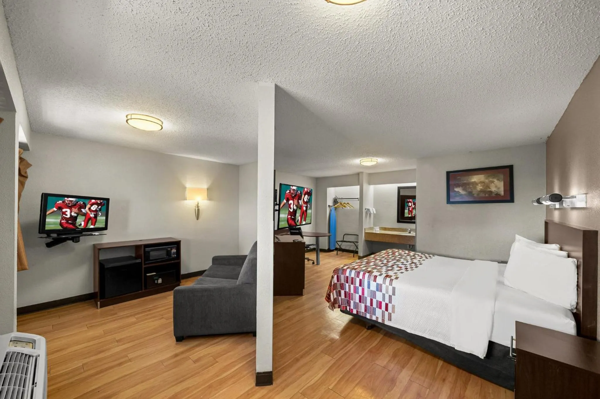 Photo of the whole room, Bed in Red Roof Inn Dallas - DFW Airport North