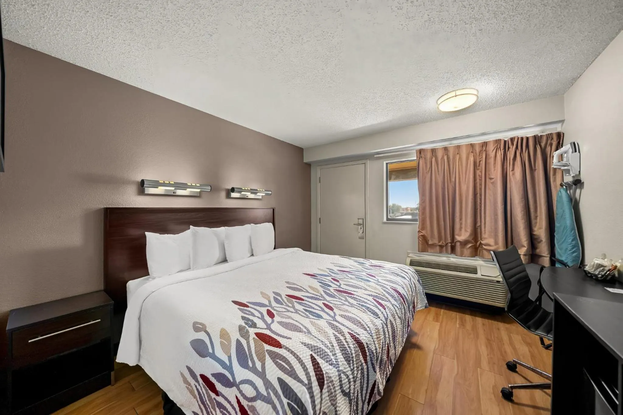 Photo of the whole room, Bed in Red Roof Inn Dallas - DFW Airport North